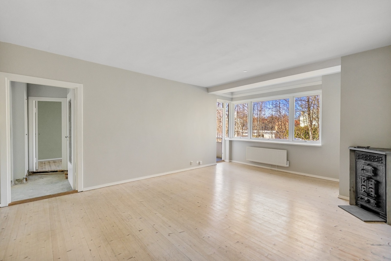 Fra stuen er det direkte utgang til den vestvendte balkongen på ca. 6,4 m² - her flyter inne- og utelivet naturlig sammen når ettermiddagssolen treffer Galleribilde