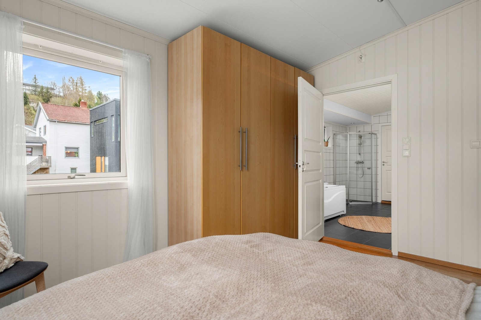 Rommet har tilkomst fra både stuen og badet Galleribilde