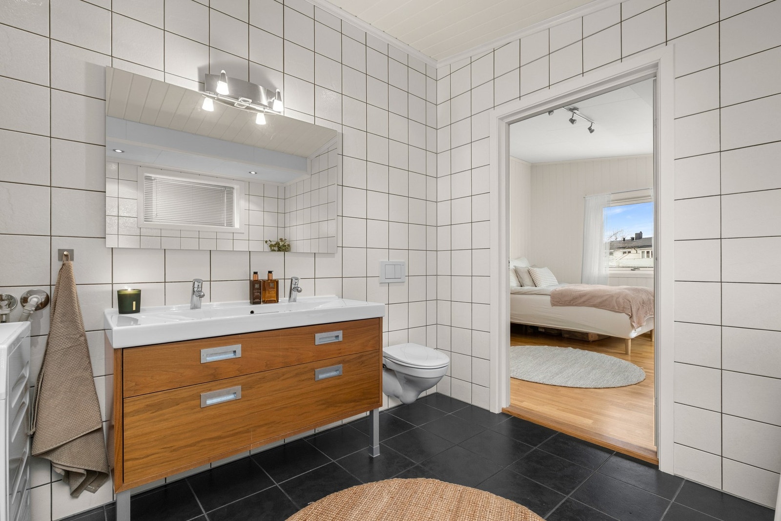 Badet har tilkomst fra både soverommet og gangen Galleribilde