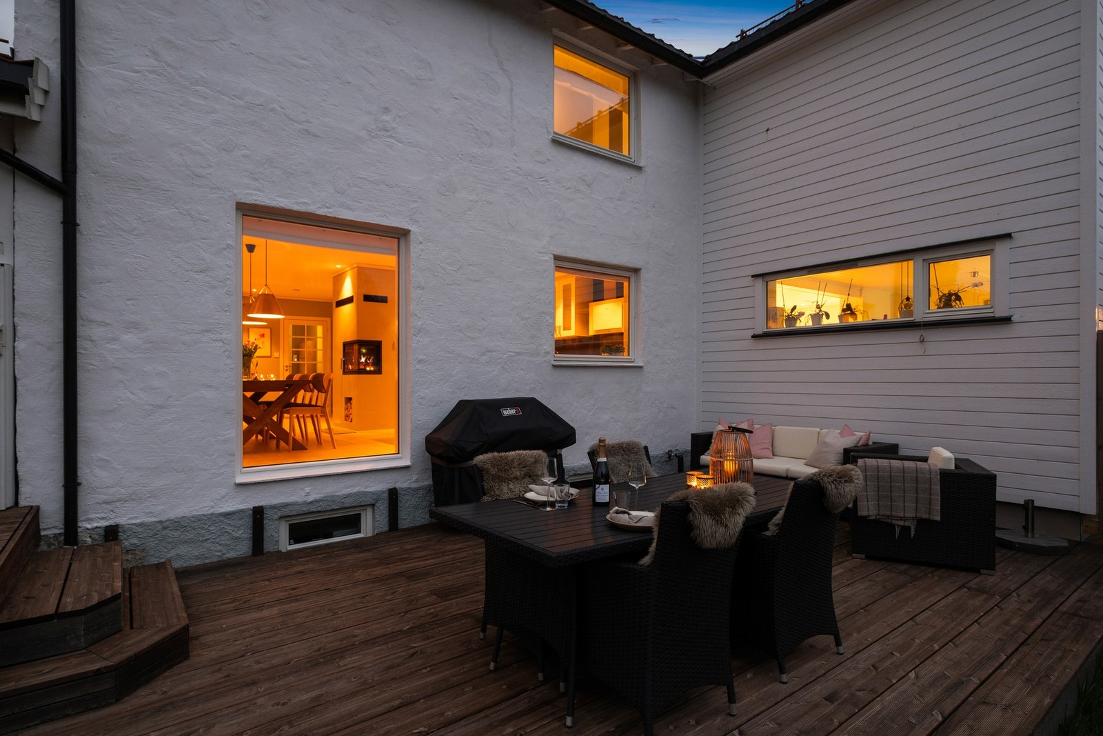 Her har man plass til alt man skulle ønske av loungegruppe, spisesone, solsenger, grill m.m Galleribilde
