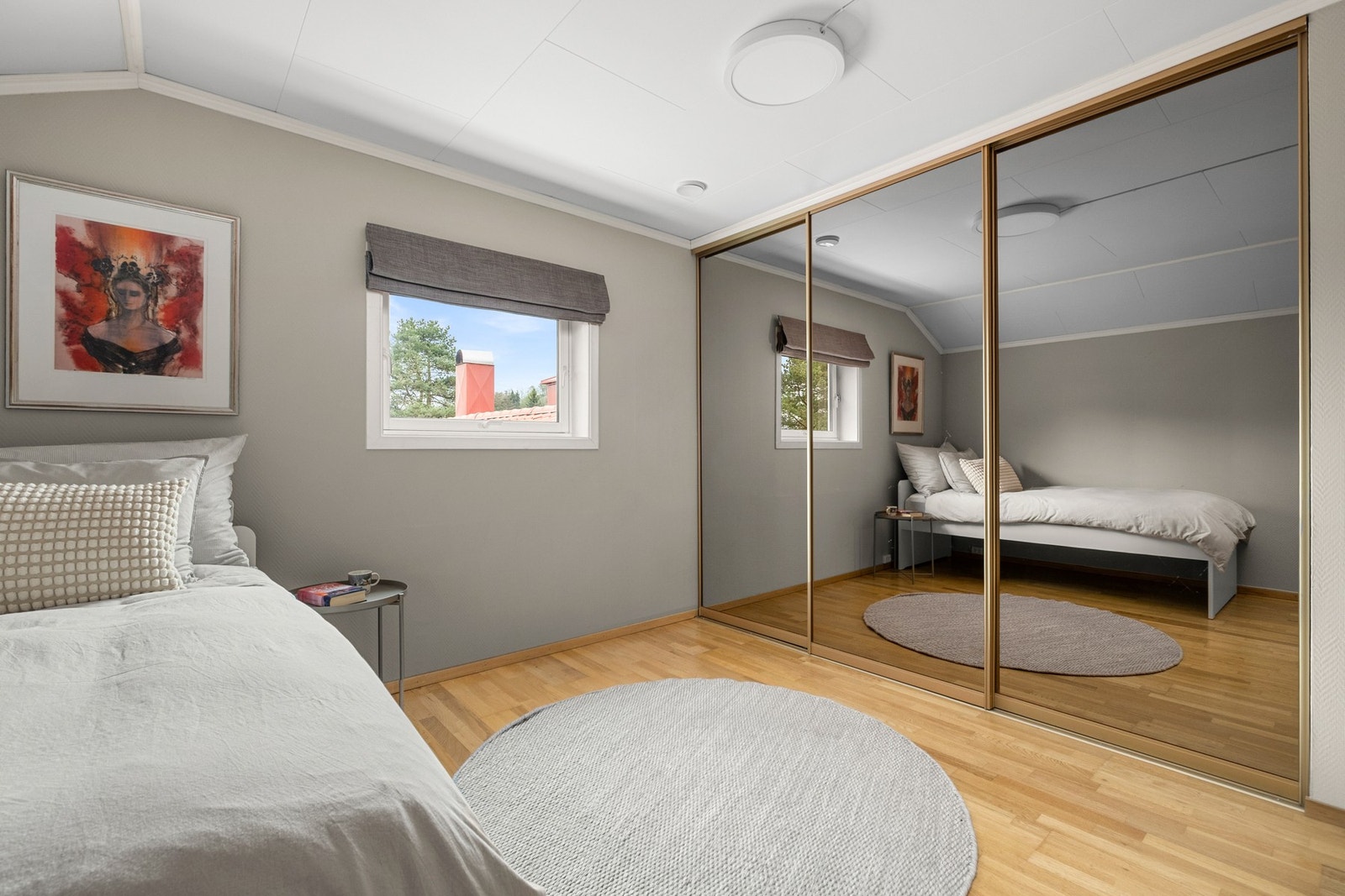 Her er det også en stor skyvedørsgarderobe med speilfront Galleribilde