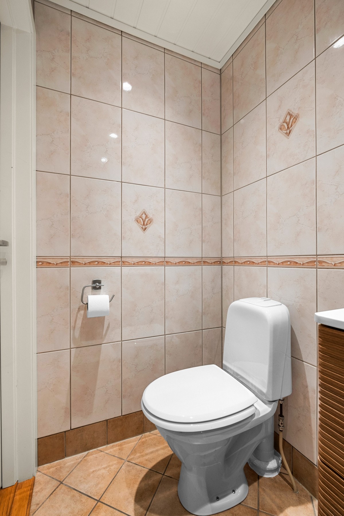 Badet har varme i gulv, servantinnredning, gulvmontert toalett og dusjhjørne Galleribilde