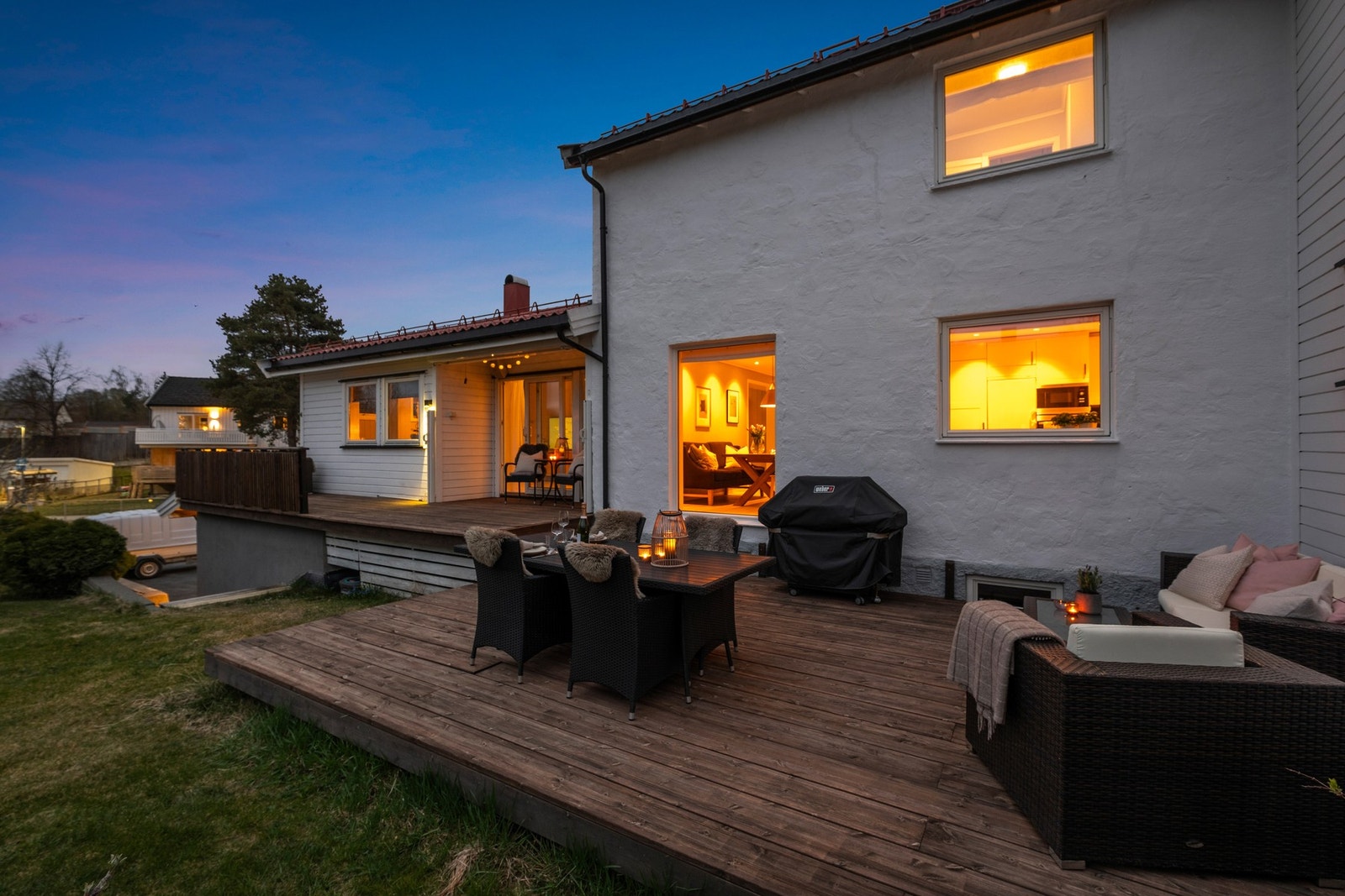 Boligen har et magisk uteareal med terrasse og hage. Her kan du skape ditt eget uteparadis Galleribilde