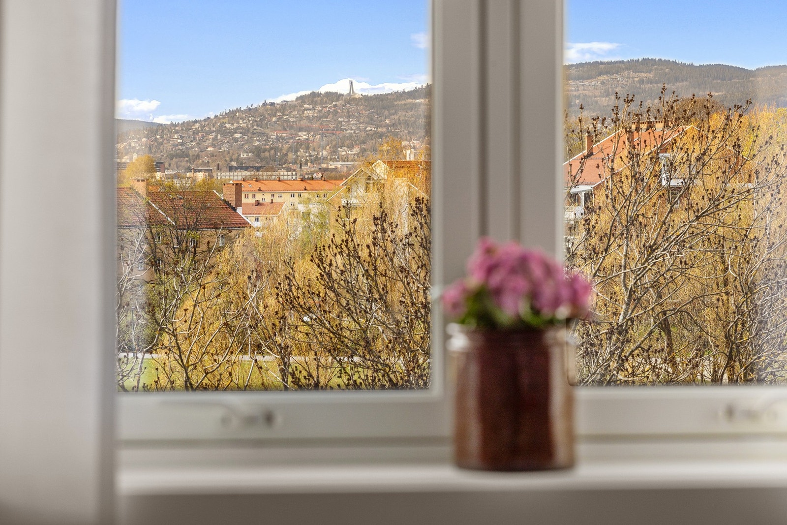 Alle vinduene i leiligheten har fine brede vinduskarmer for planter og dekor. Galleribilde