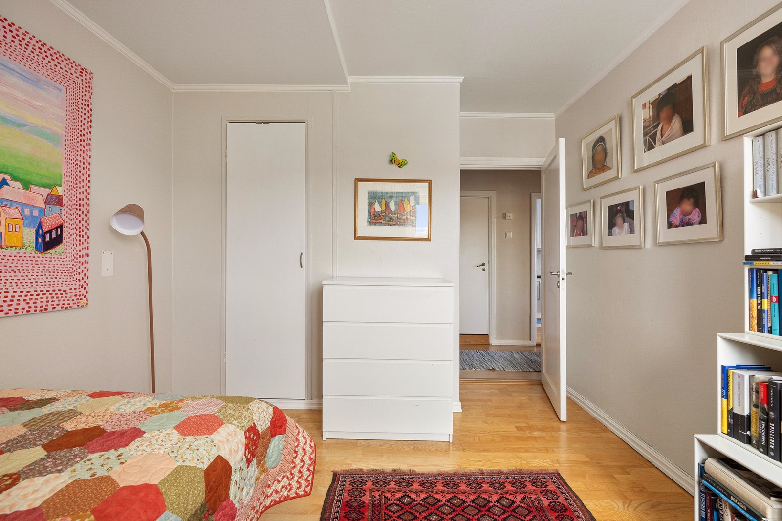 På soverommet er det plass til dobbeltseng, kontorpult og kommoder. Det er god oppbevaringsplass i romslig innebygd skap. Galleribilde