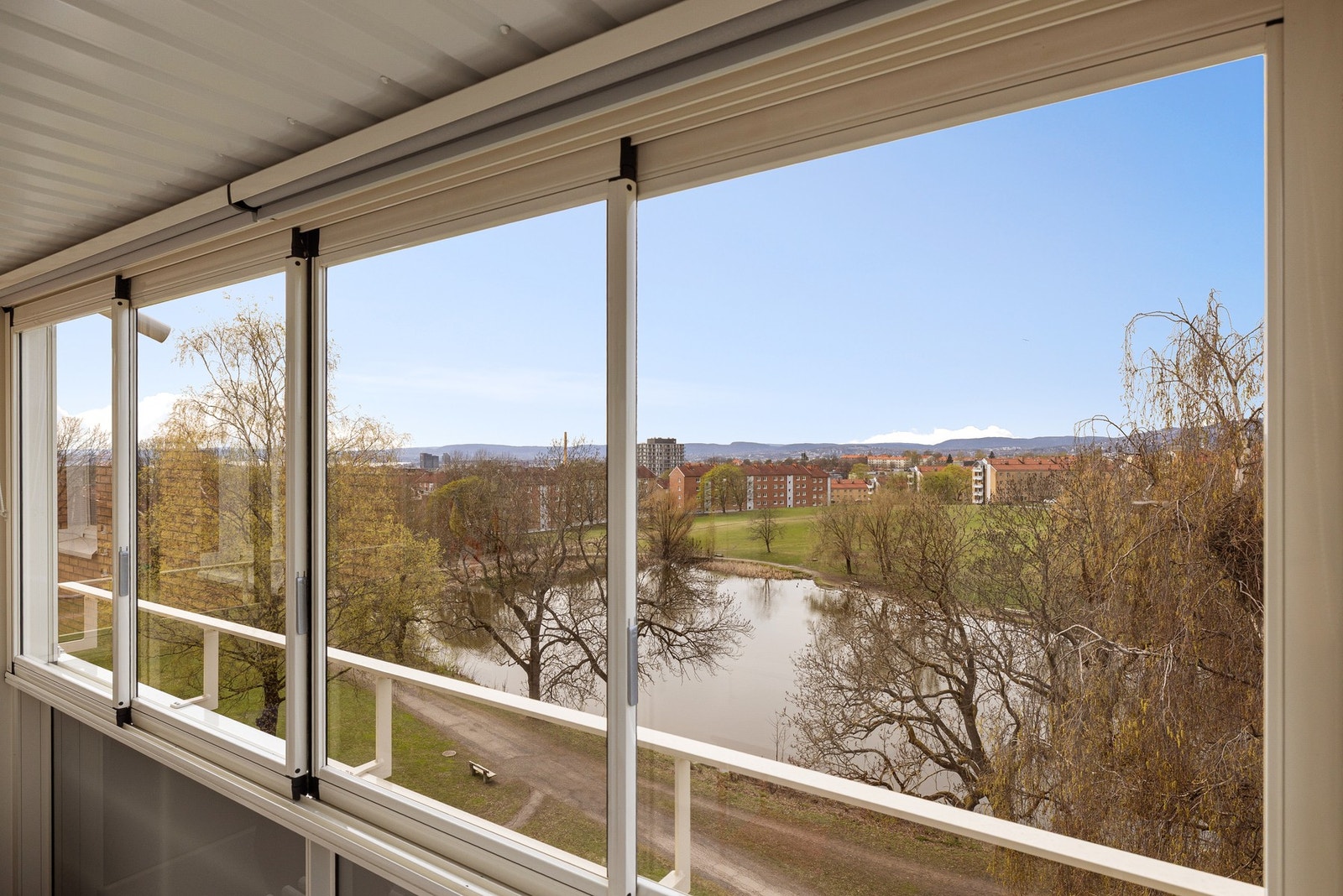 Balkongen har store skyvevinduer som kan åpnes opp. Galleribilde