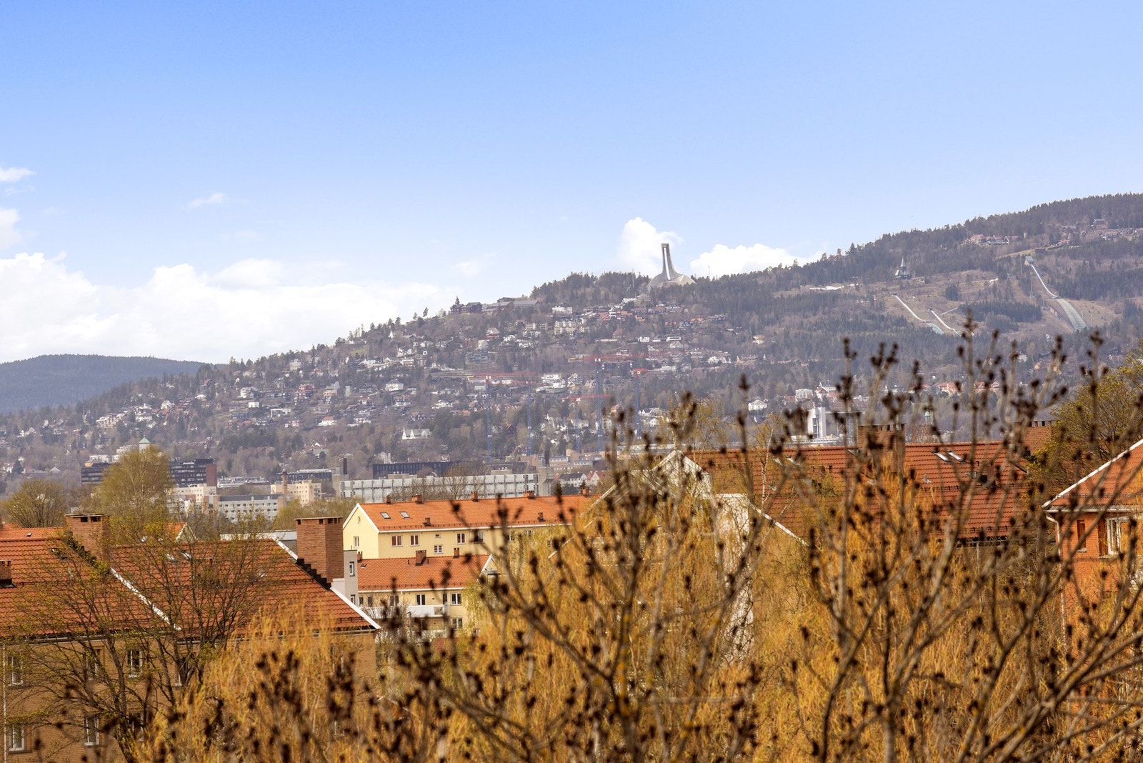 Fra kjøkkenvinduet er det fin utsikt mot Holmenkollen. Galleribilde