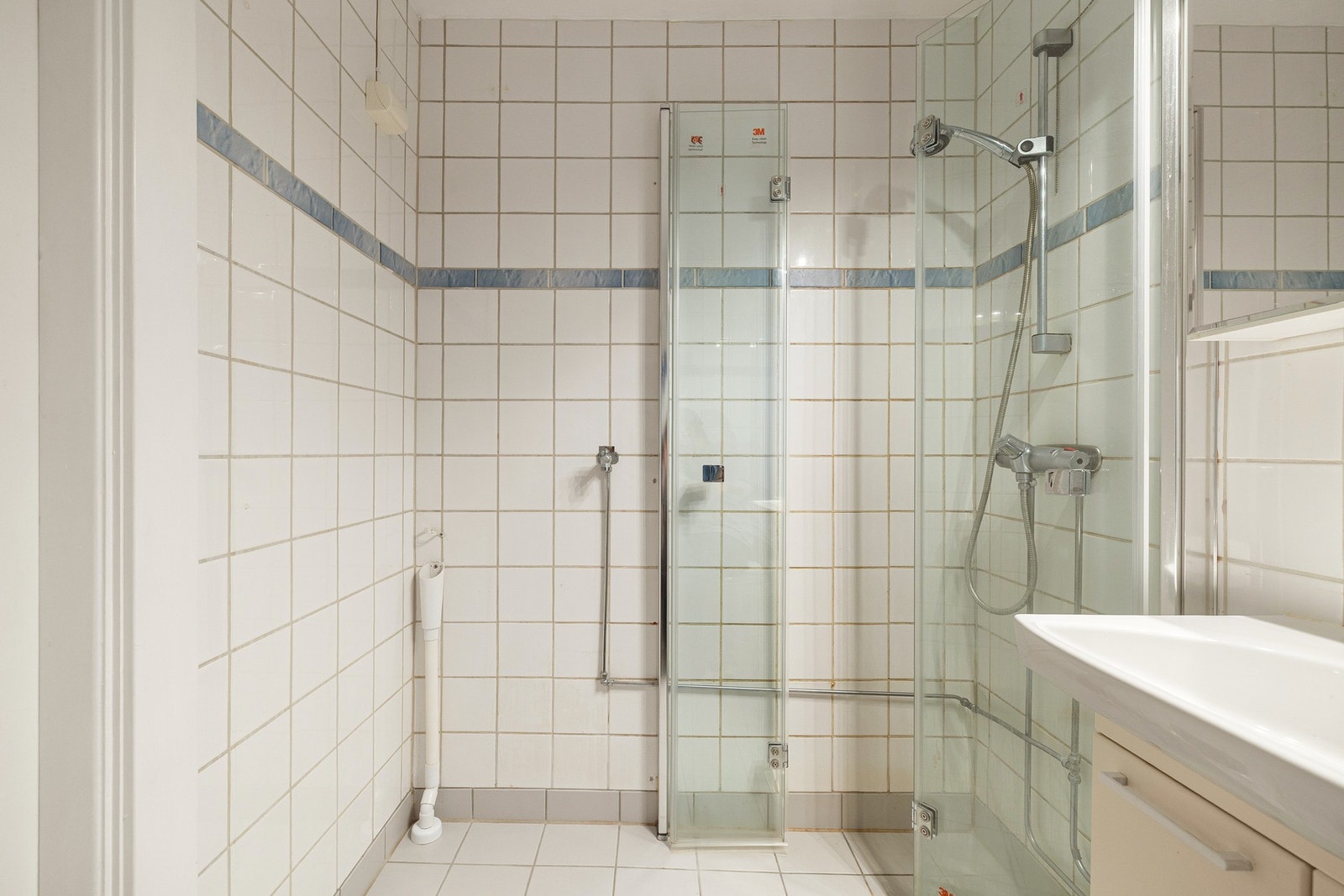 Baderommet er også utstyrt med dusjhjørne med innfellbare glassdører og gulvstående toalett. I hjørnet er det plass og opplegg for vaskemaskin. Galleribilde