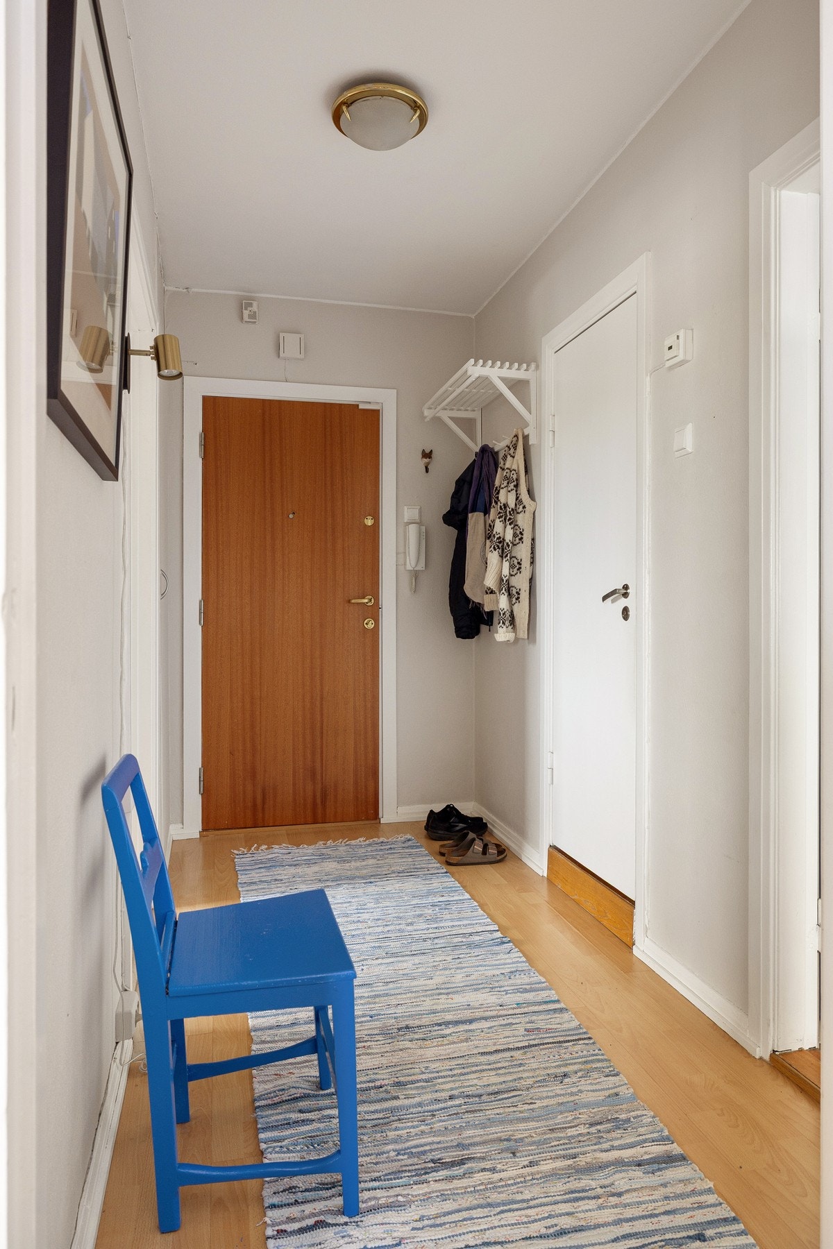 Du ønskes velkommen inn i en lys entré med plass til sko og oppheng av yttertøy. Romslig innebygget skap. Montert porttelefon på vegg ved inngangsdøren. Galleribilde