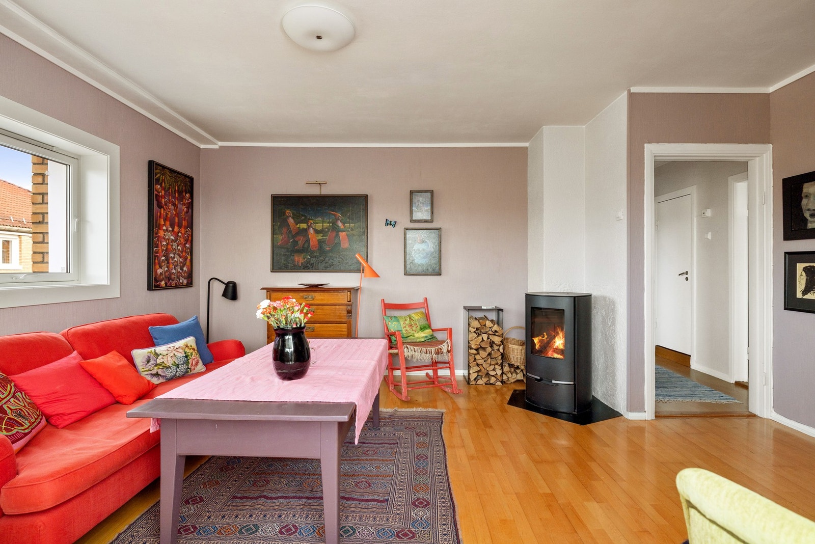 I hjørnet av stuen er det en moderne vedovn som både gir god varme og bidrar til ekstra hygge. Galleribilde