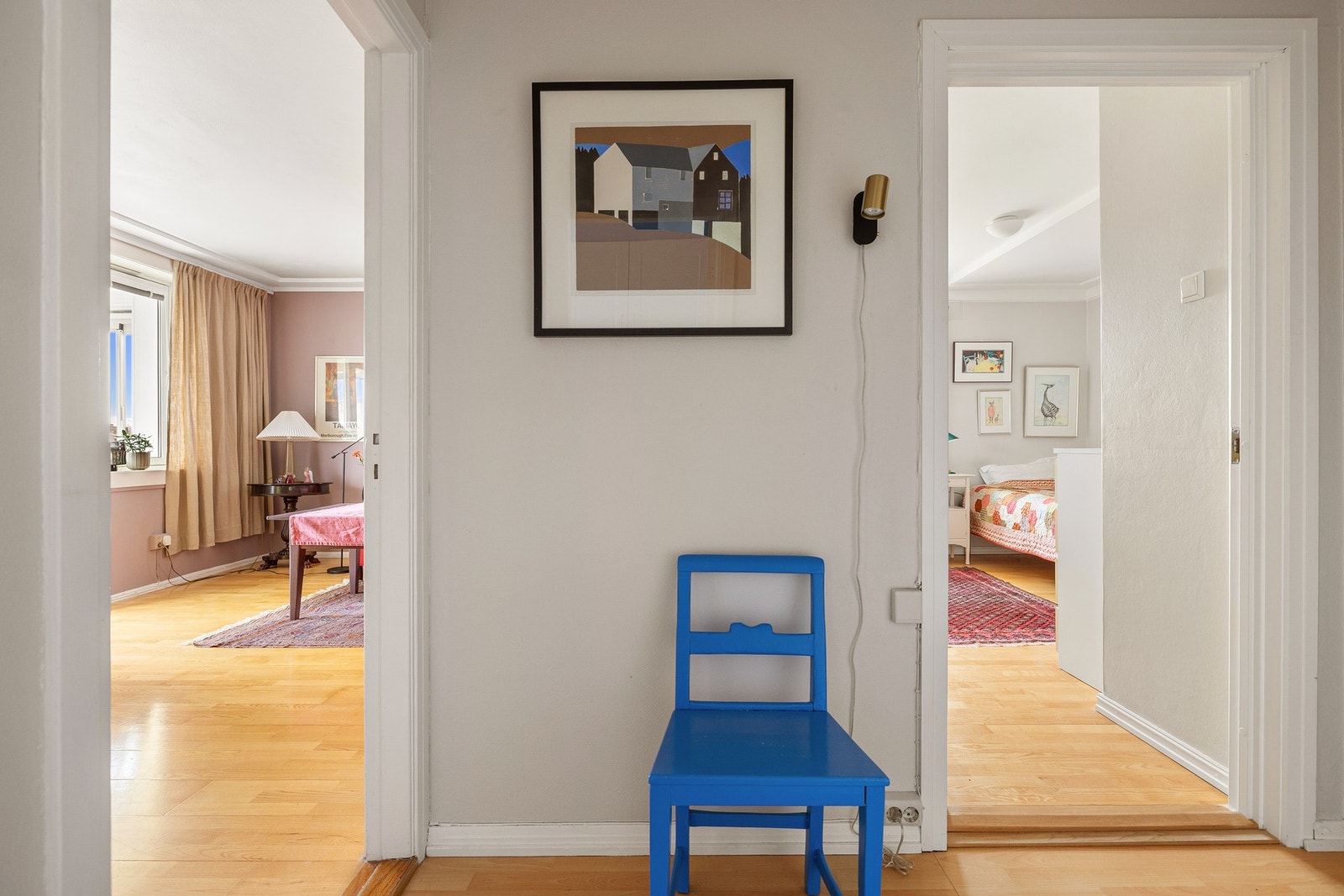 Gangen fungerer som et knutepunkt i leiligheten med adkomst til samtlige rom. Galleribilde