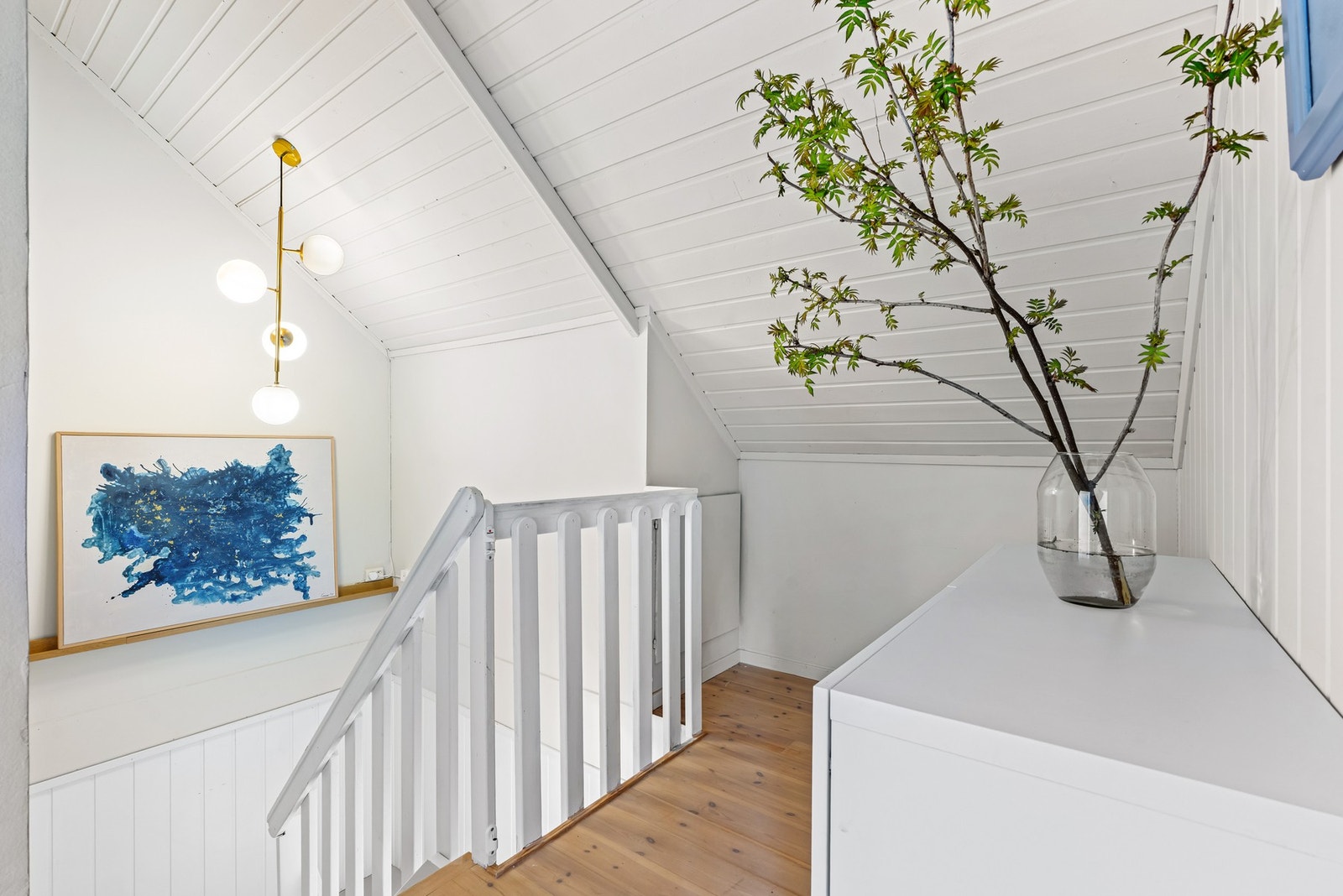 Loft med skråtak og trepanel. Galleribilde