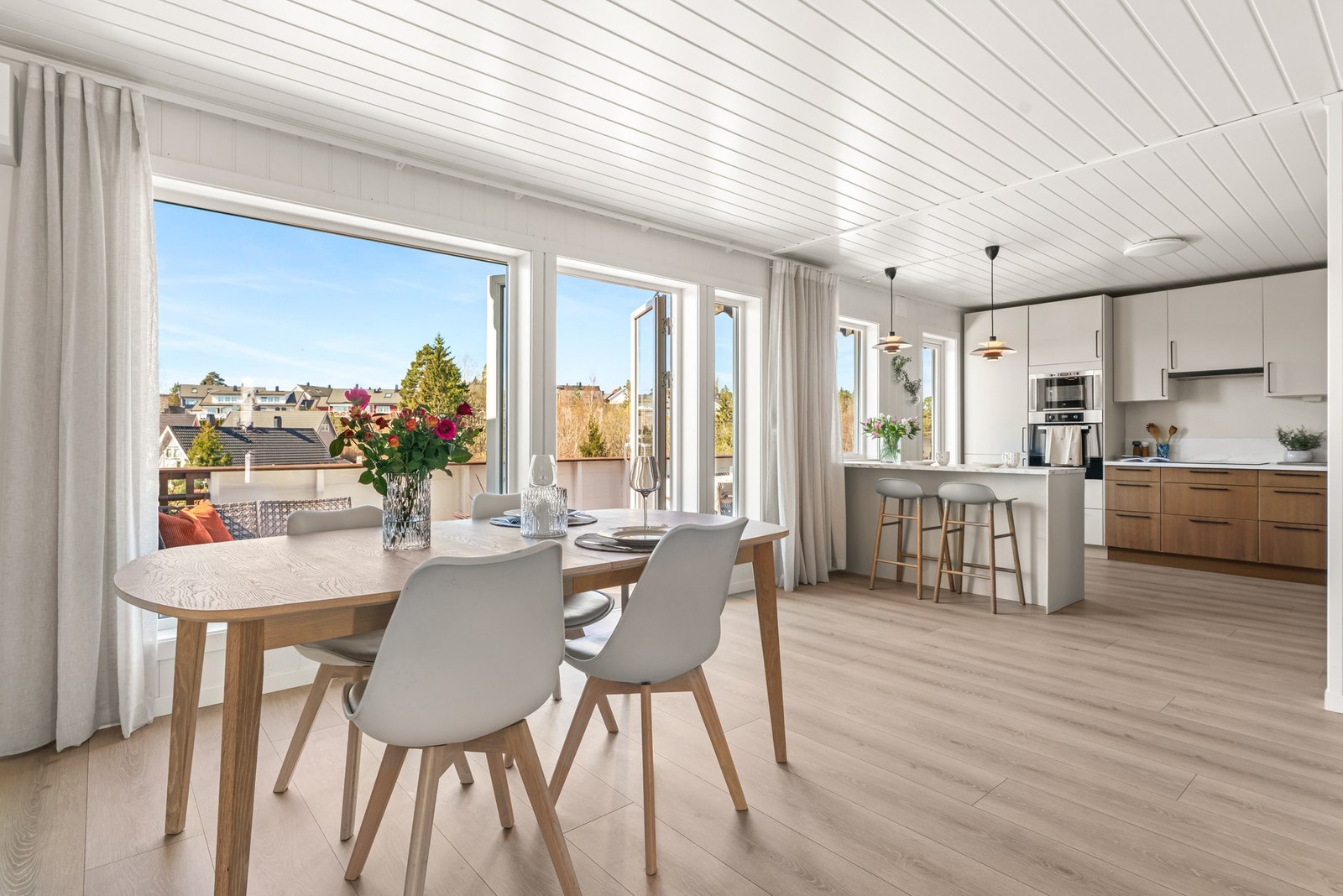 Lyst og romslig kjøkken med spiseplass og utgang til balkong. Galleribilde