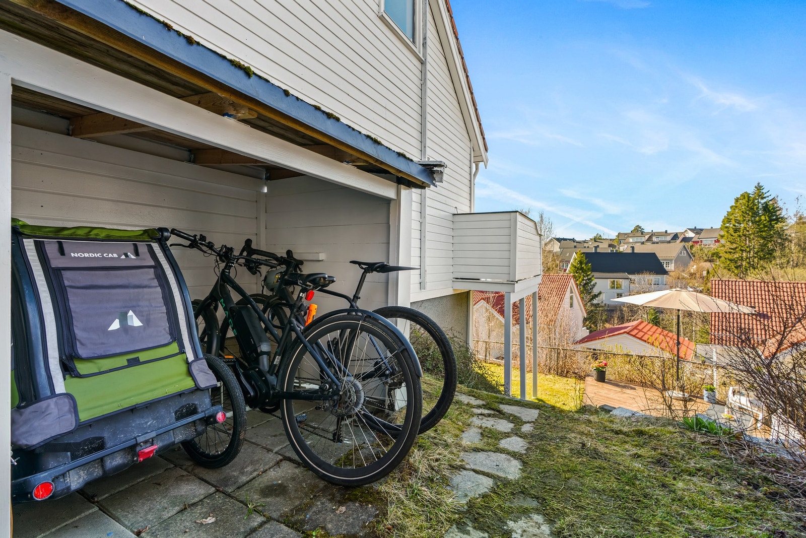 Overbygget sykkelparkering med plass til flere sykler. Galleribilde