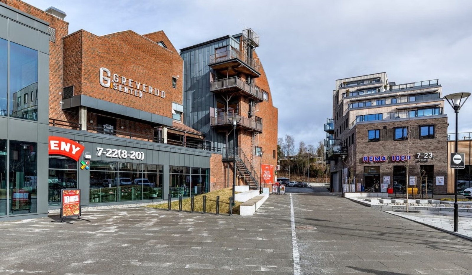 Det er gangavstand til Greverud senter, et lokalsenter med Rema 1000, Meny, kafé, frisør, Mester grønn, take away, apotek, fysioterapeut, legekontor og treningssenter. Galleribilde