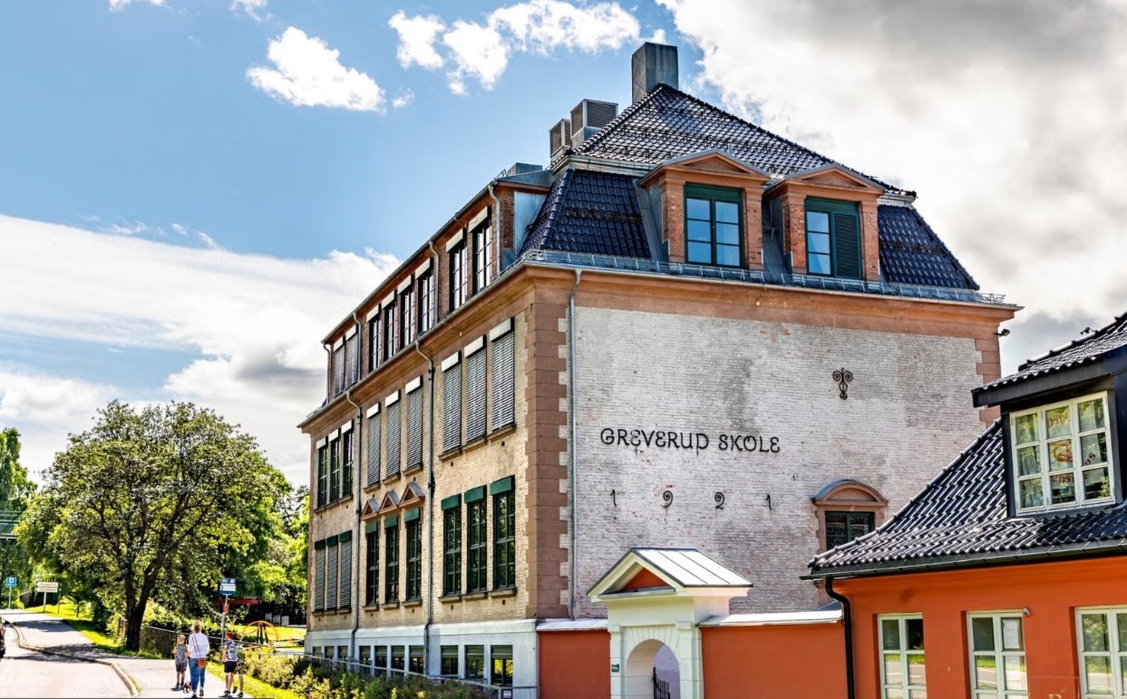 Fra eiendommen er det gangavstand til Greverud barneskole. Galleribilde