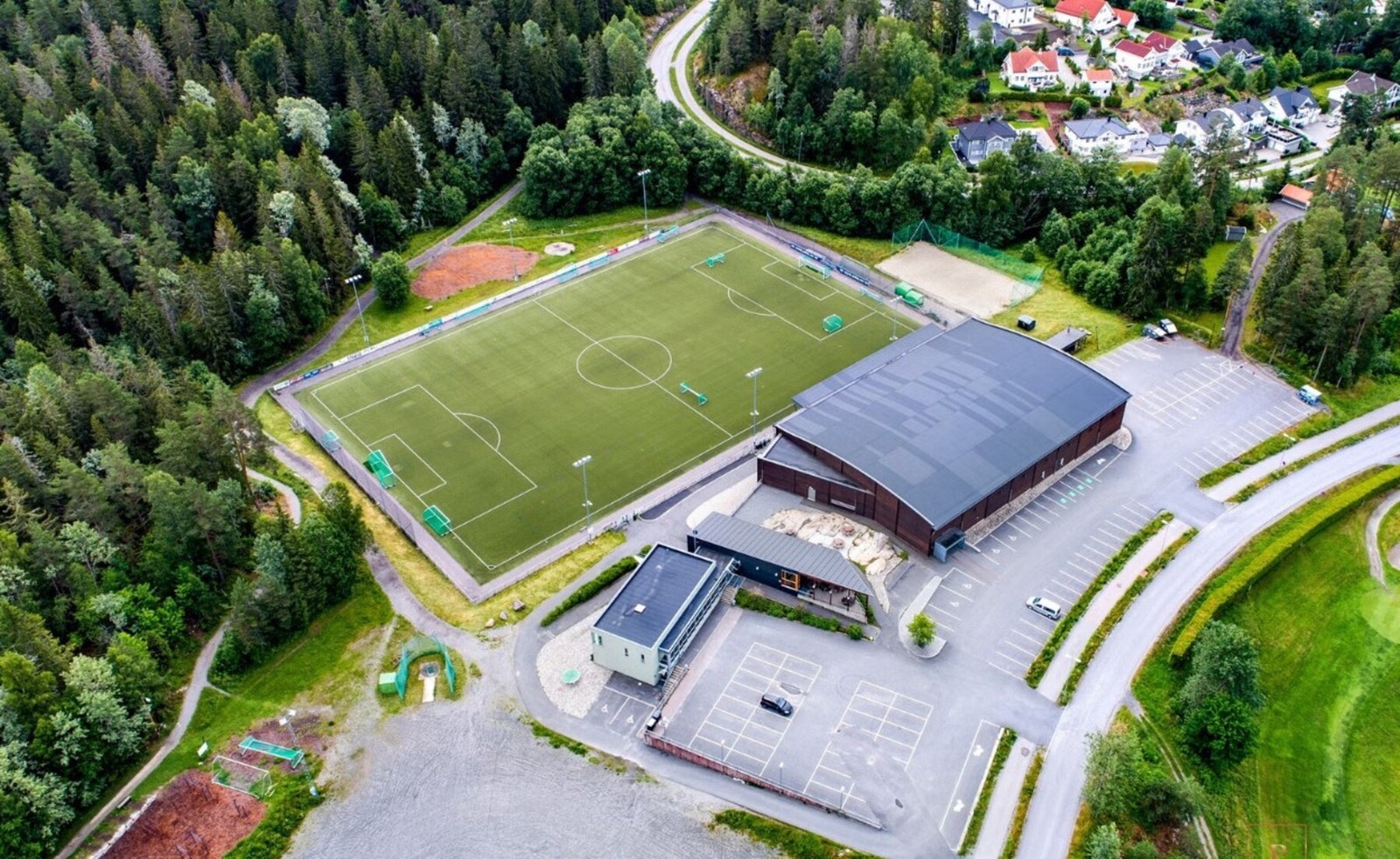 På Østre Greverud ligger det en idrettspark som består av bl.a. idrettshall, kunstgressbane, grusbane, kombinert sandvolleyball- og sandhåndballbane, skateanlegg og golfbane. Galleribilde