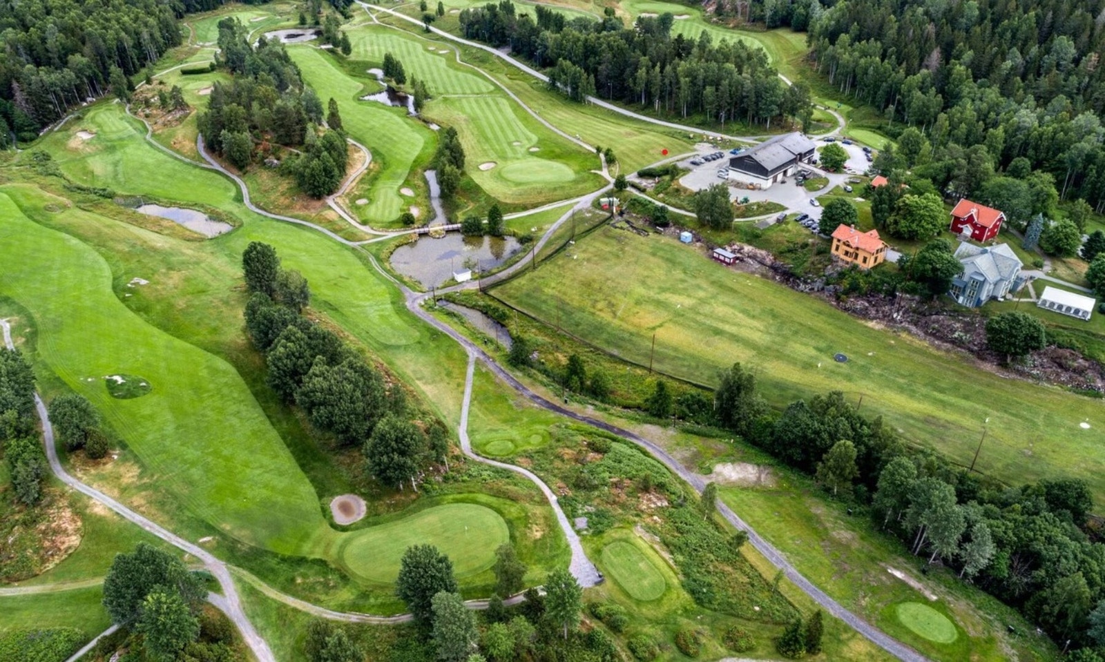 På golfbanen er det lysløype om vinteren med oppkjørte skispor. Det er også kort vei til svømmehall, hesteridning, treningssenter, Ingierkollen slalåmsenter og Kolbotn tennisanlegg med mer. Galleribilde
