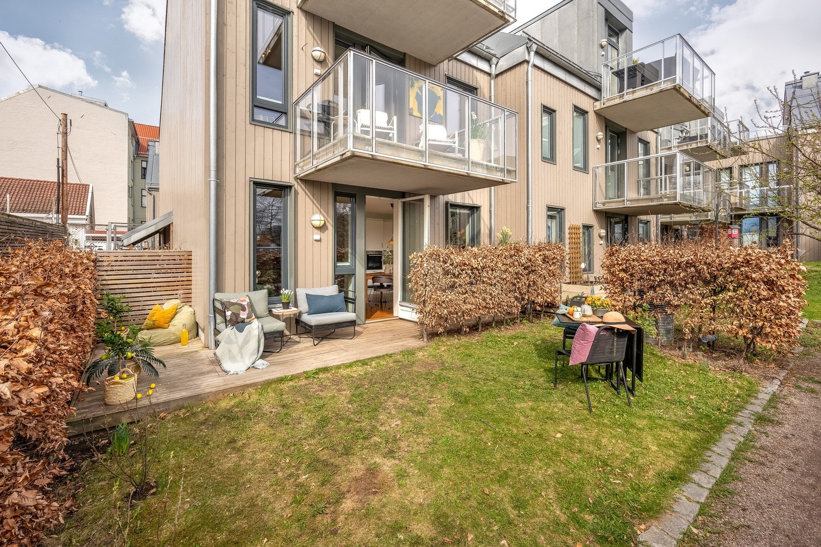 Her er det god plass til utemøbler, beplantning og grill, slik at du enkelt kan skape en hyggelig og skjermet uteoase. Galleribilde