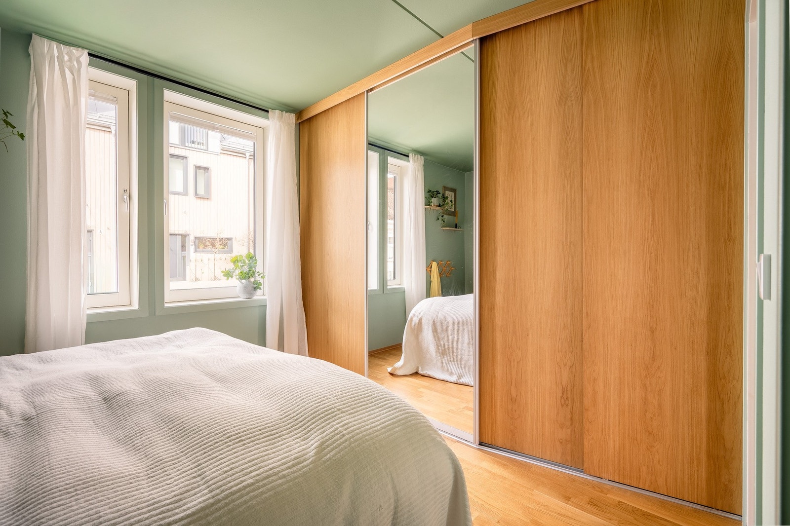 Plassbygd garderobeskap for oppbevaring. Galleribilde