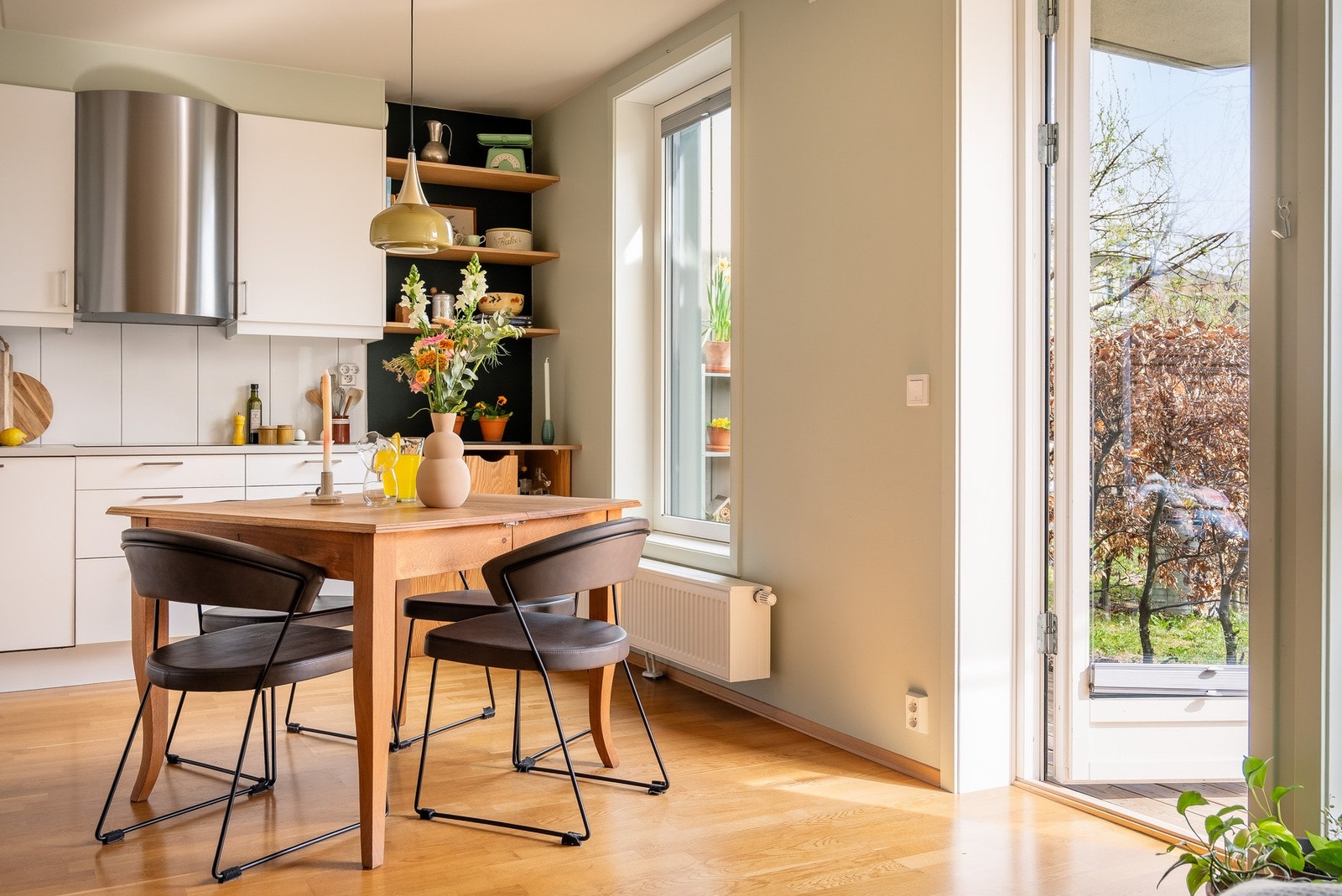 Naturlig plass for innredning av spisebord. Galleribilde