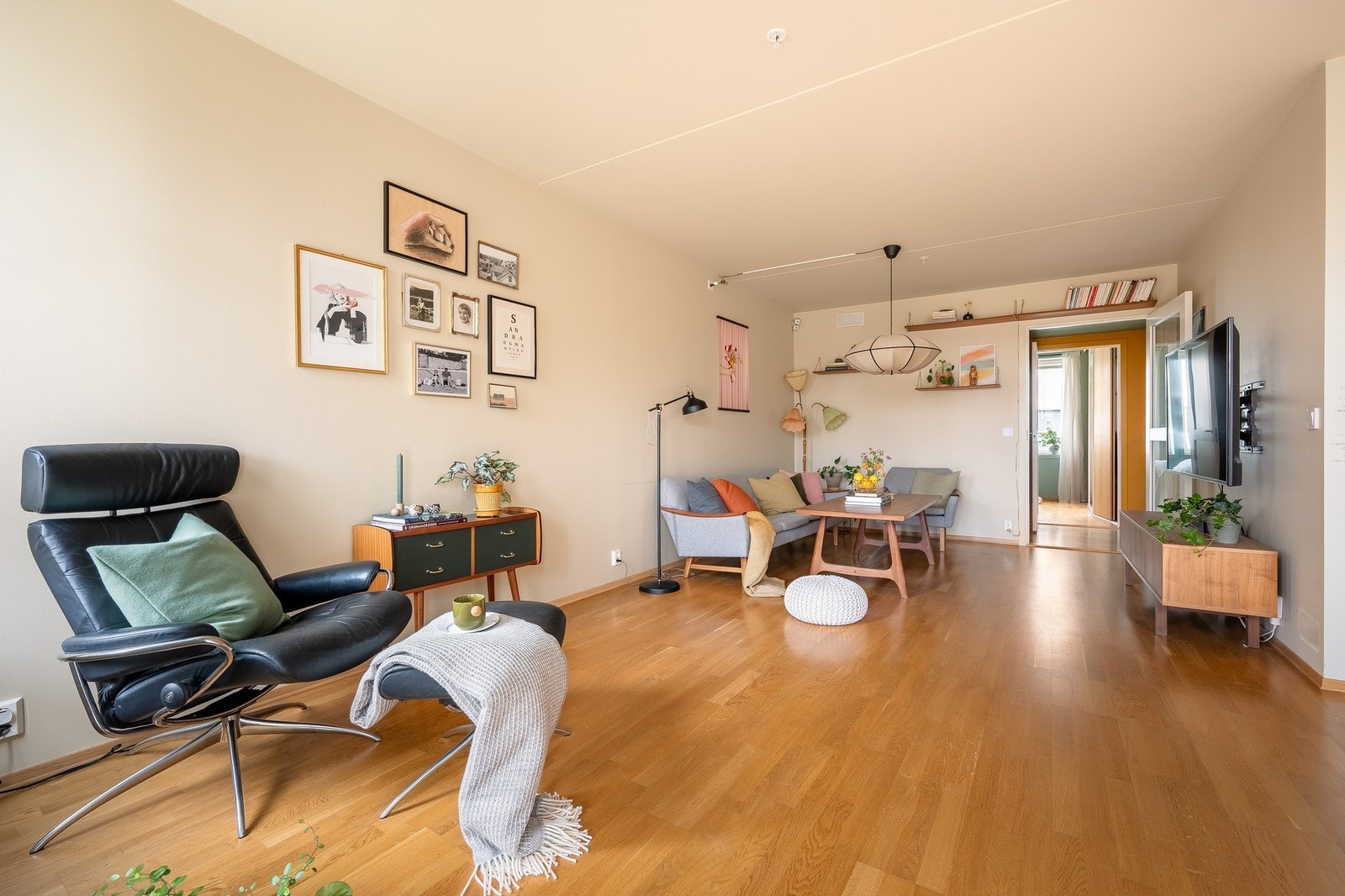 Gulvet er belagt med flott parkett, og overflatene er malt i delikate og moderne fargetoner. Galleribilde