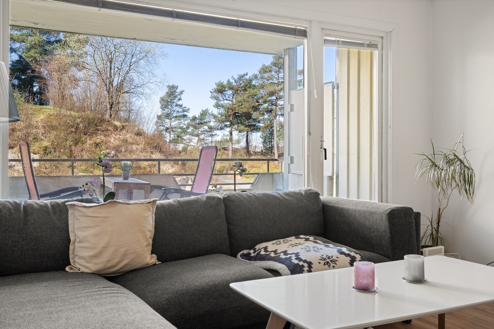 Fra stuen er det utgang til overbygget balkong Galleribilde