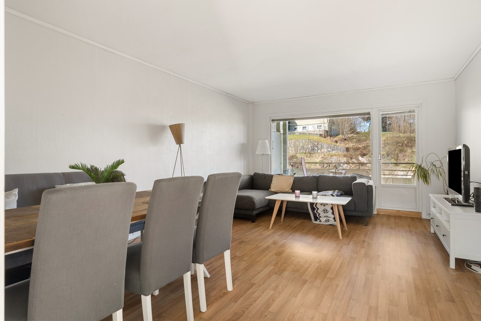 God plass til sofa og spisegruppe Galleribilde