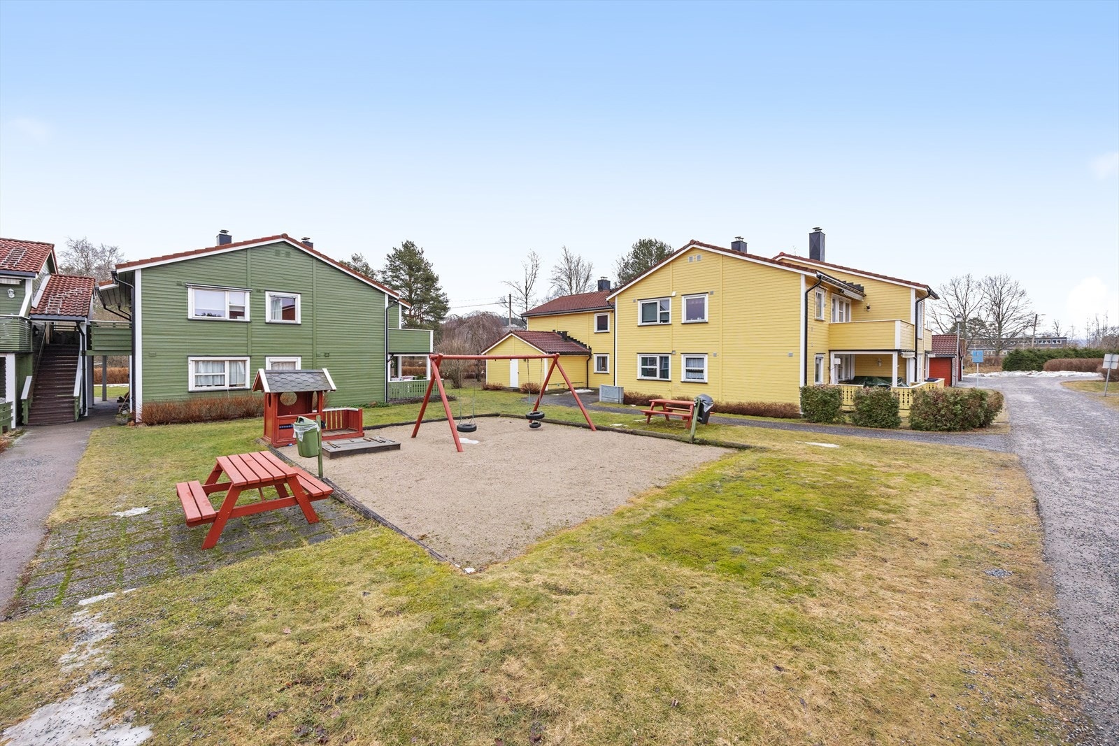 Fellesområdene er opparbeidet med plenarealer, trær, busker og internveier.
I tillegg er det etablert lekeplass og sittegrupper. Galleribilde