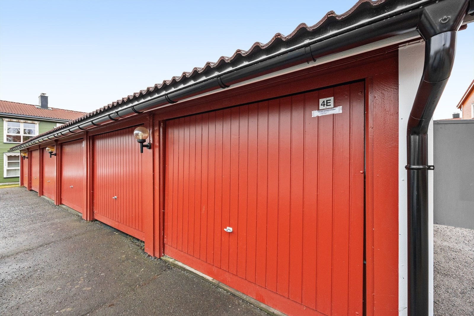 Parkering kan gjøres i garasjen som ligger i en felles garasjerekke. Galleribilde
