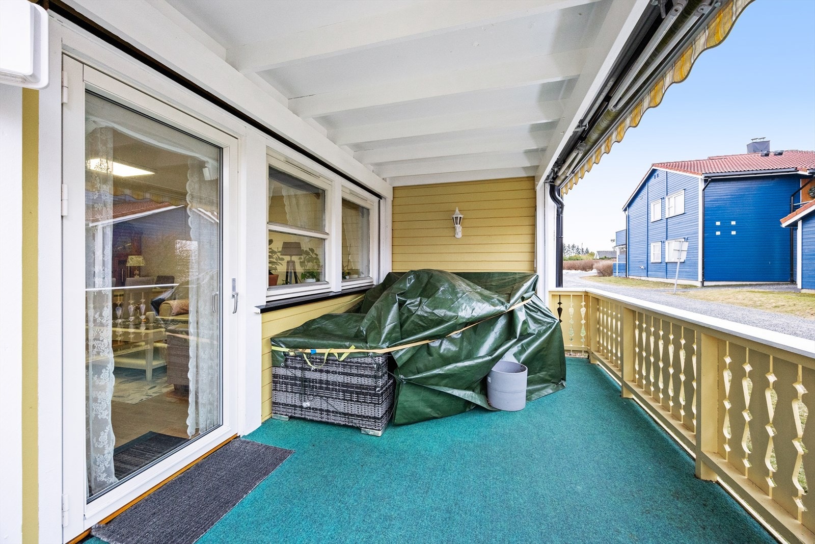 En lys og praktisk 3-roms med vestvendt, overbygd terrasse. Galleribilde