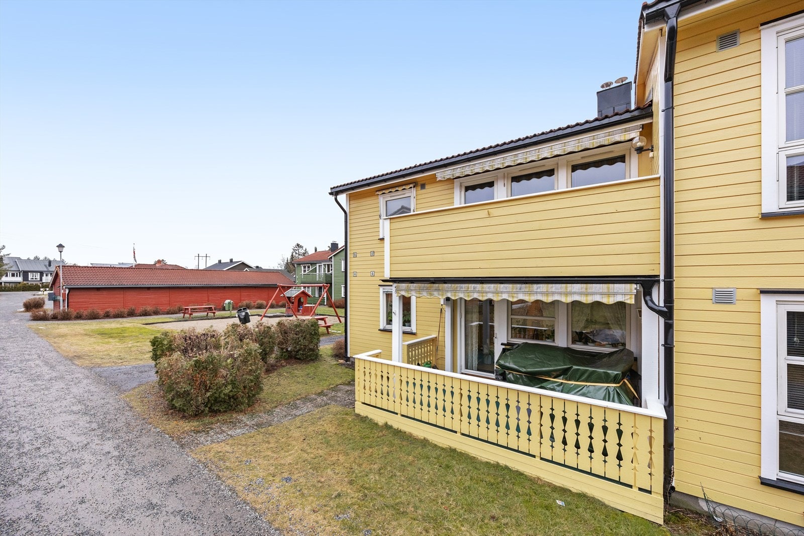 Leiligheten ligger i første etasje og har gangavstand til skoler og butikker. Galleribilde