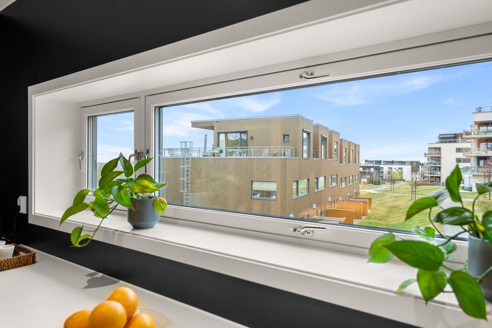 Fine grøntarealer i området, bilfritt mellom blokkene, perfekt for små barn. Galleribilde