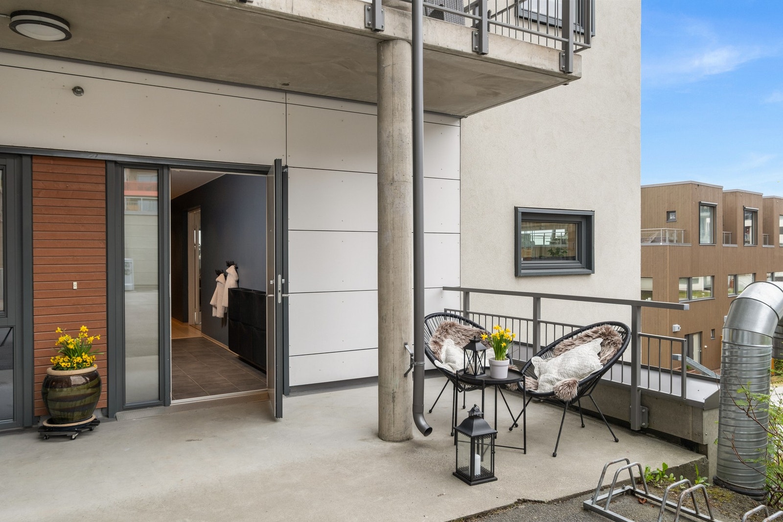 Utenfor ytterdøren har man en fin sitteplass for morgenkaffen. Galleribilde