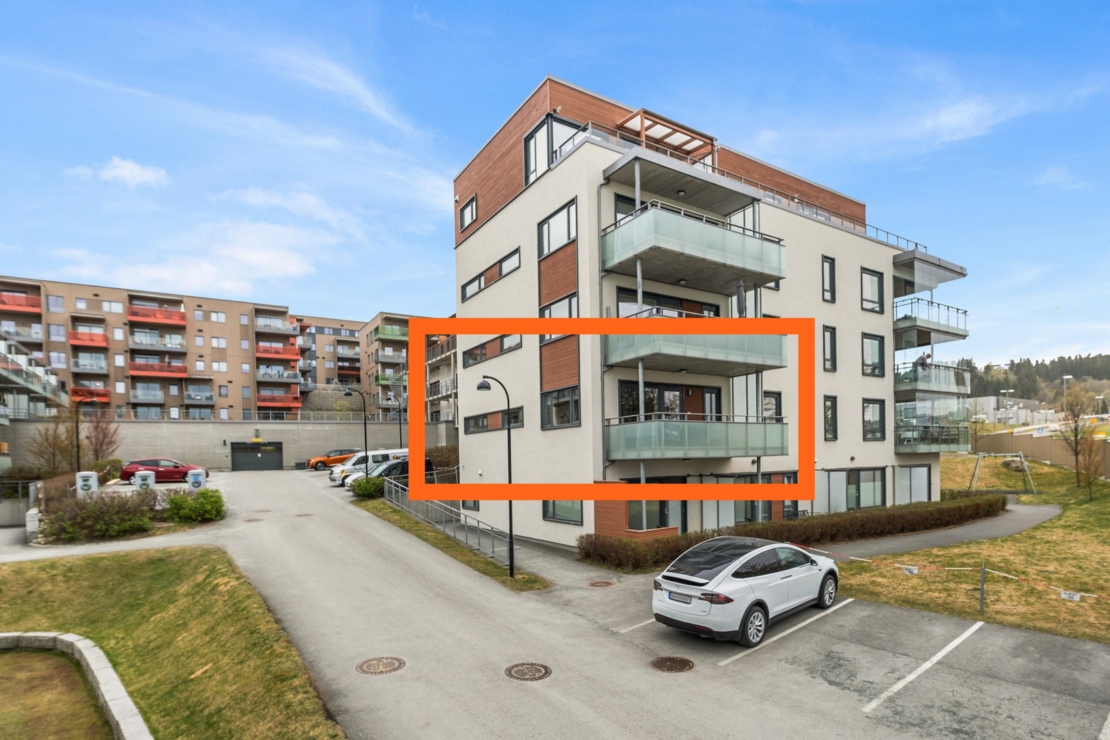 Leiligheten ligger fint plassert i en meget høy første etasje med hjørnebeliggenhet. Galleribilde