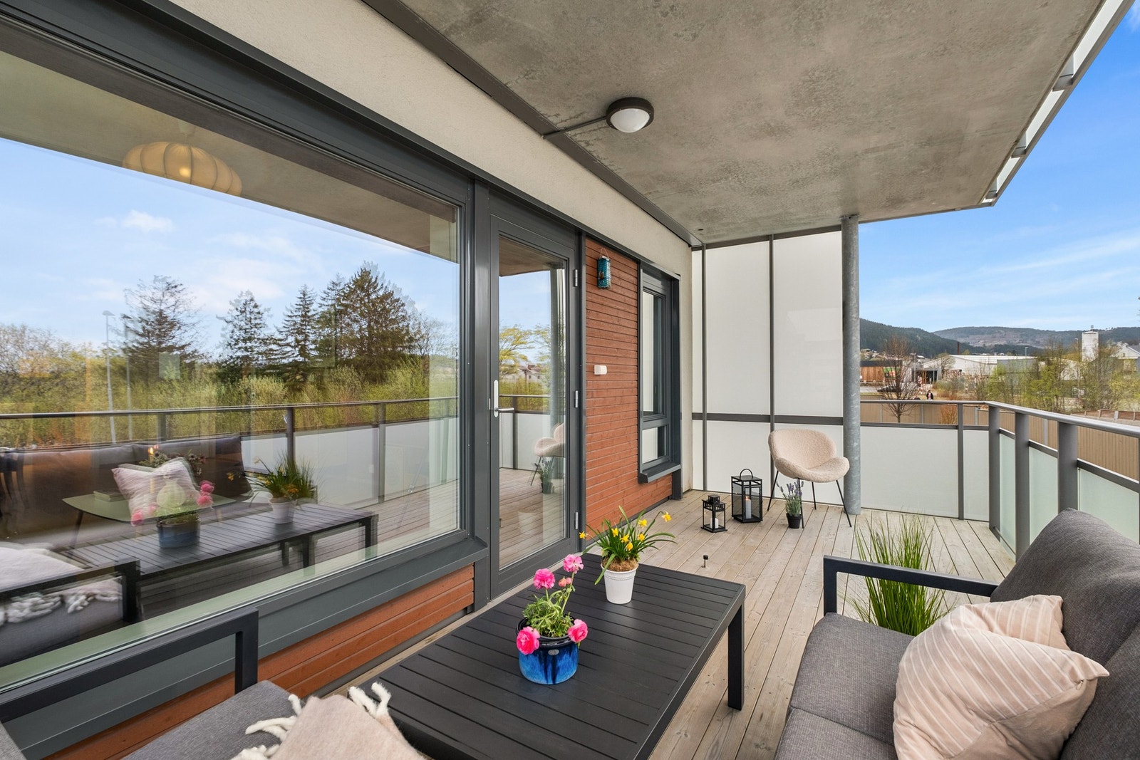 Balkongen er praktisk overbygd, så man kan hygge seg selv om det regner. Galleribilde