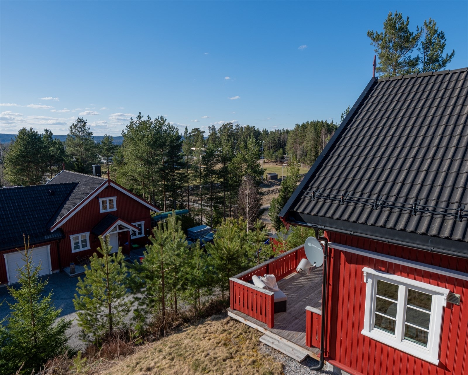 Eiendommen ligger tett på naturen med kort vei ut til flotte turområder. Galleribilde