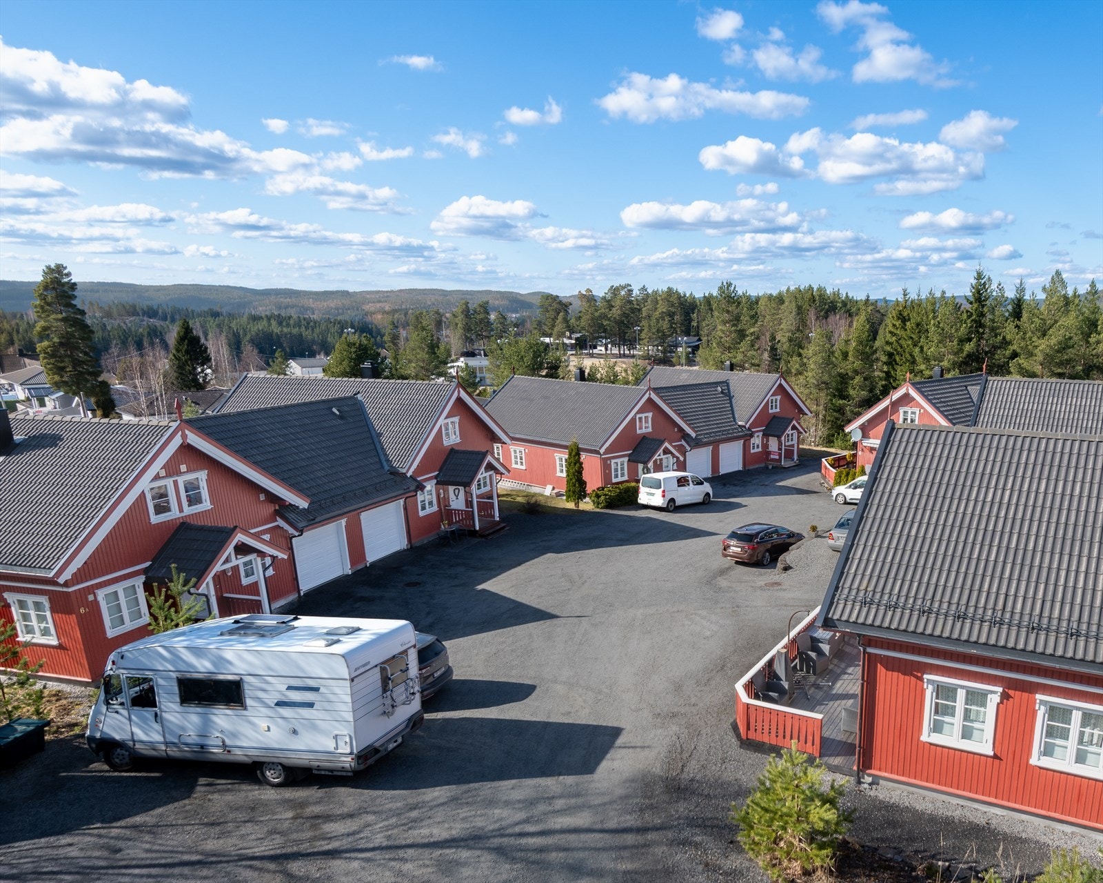 I tillegg er det umiddelbar nærhet til barnehage, barneskole, SFO og Setskog IF sitt klubbhus. Galleribilde