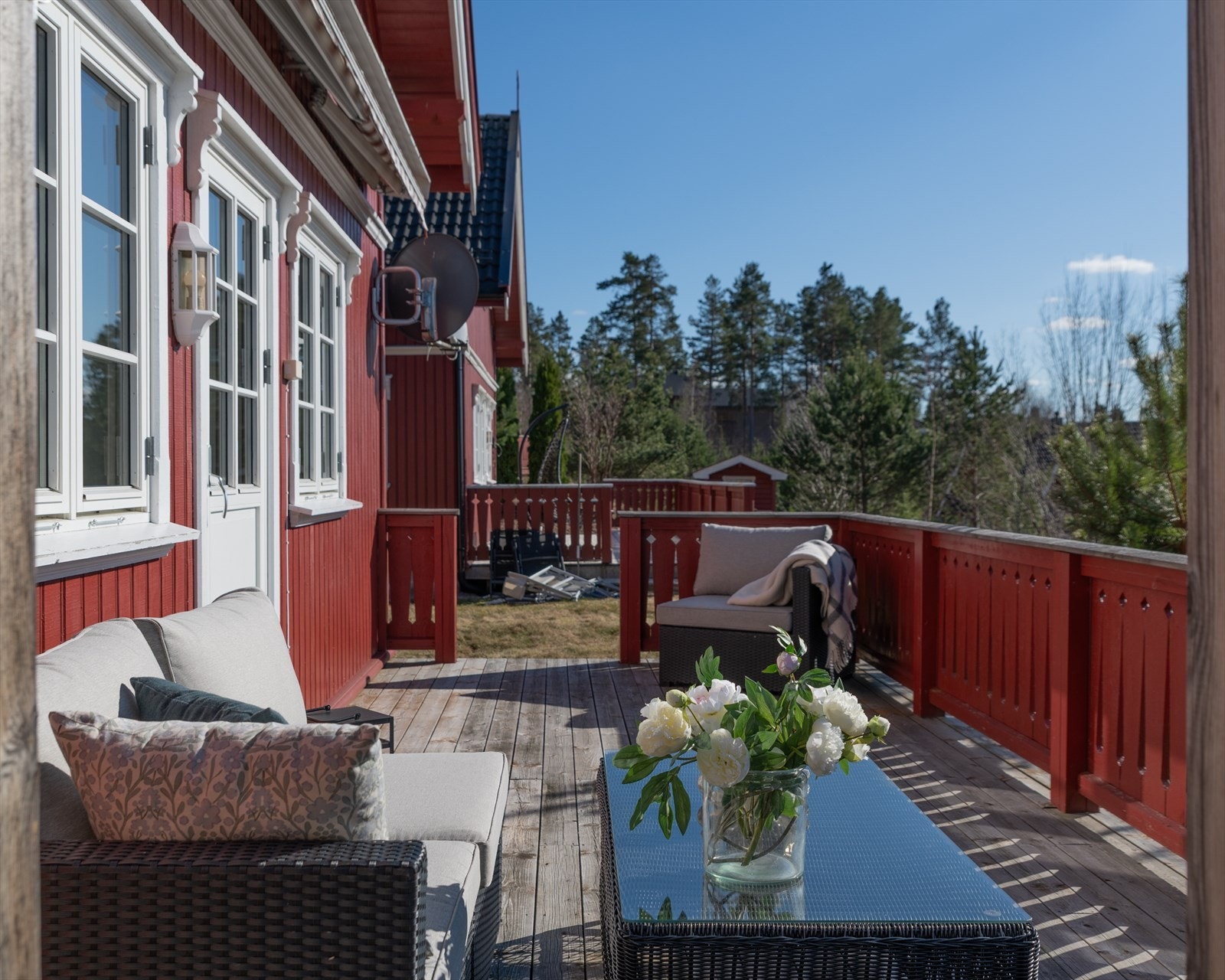 Uteområdene er solrike og fra stuen er det utgang til denne vestvendte terrassen med markise. Galleribilde