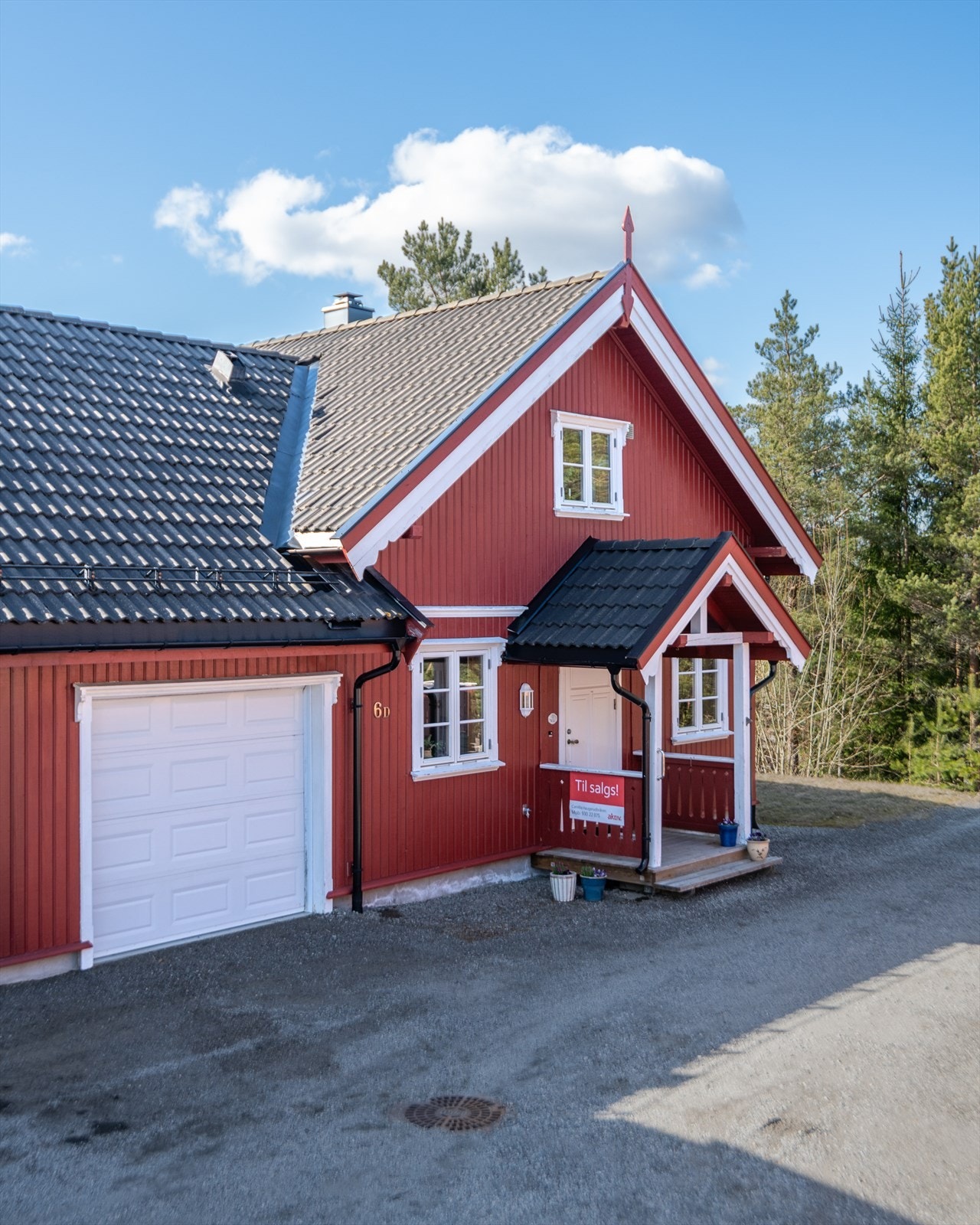 Parkering kan gjøres i den tilliggende enkelgarasjen eller på den gruslagte gårdsplassen. Galleribilde