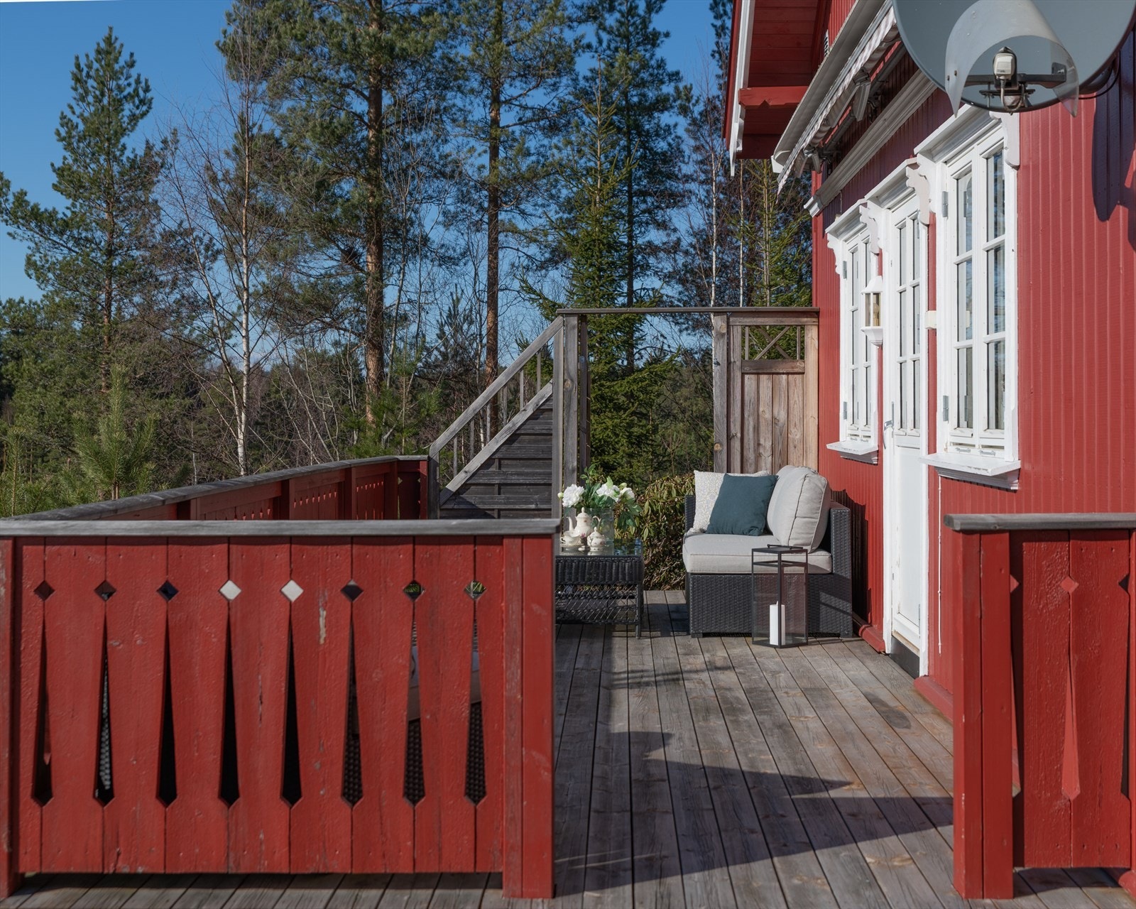 Terrassen har et areal på ca. 19 kvm og har en bred markise for effektiv solskjerming de varmeste sommerdagene. Galleribilde