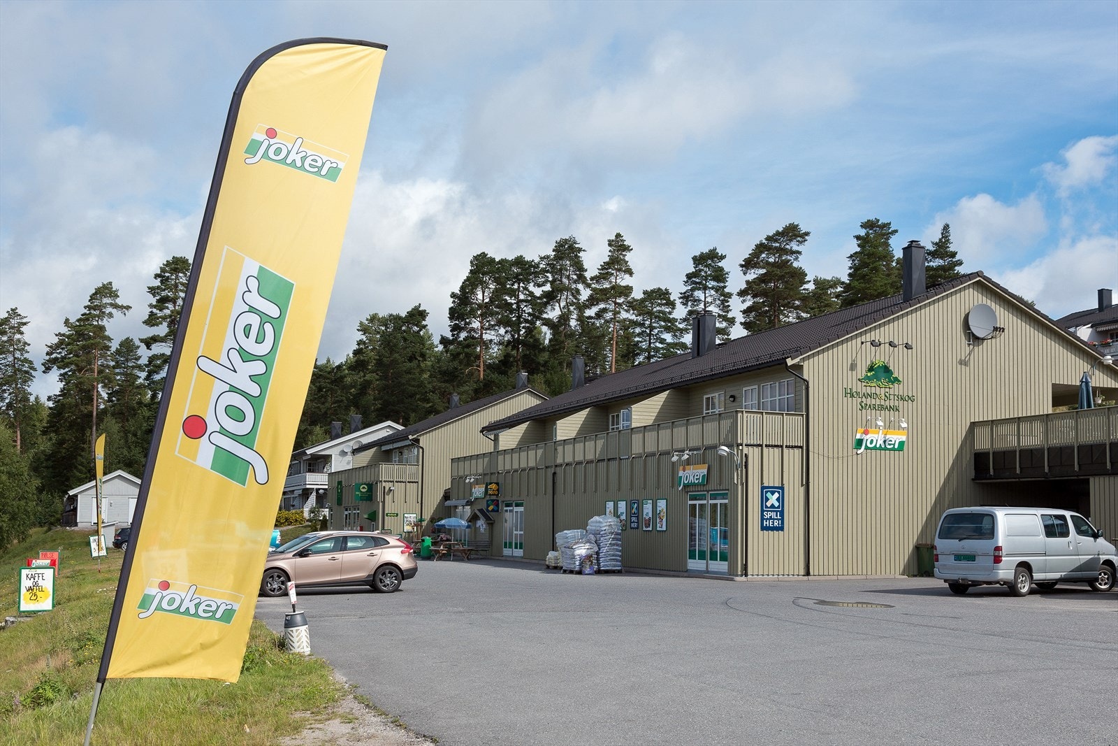 I sentrum finner du Setskog oppvekstsenter med barnehage og barneskole med sfo-ordning, idrettsplass, Joker nærbutikk med bensinpumpe, apotekvarer, gass og bank. Galleribilde