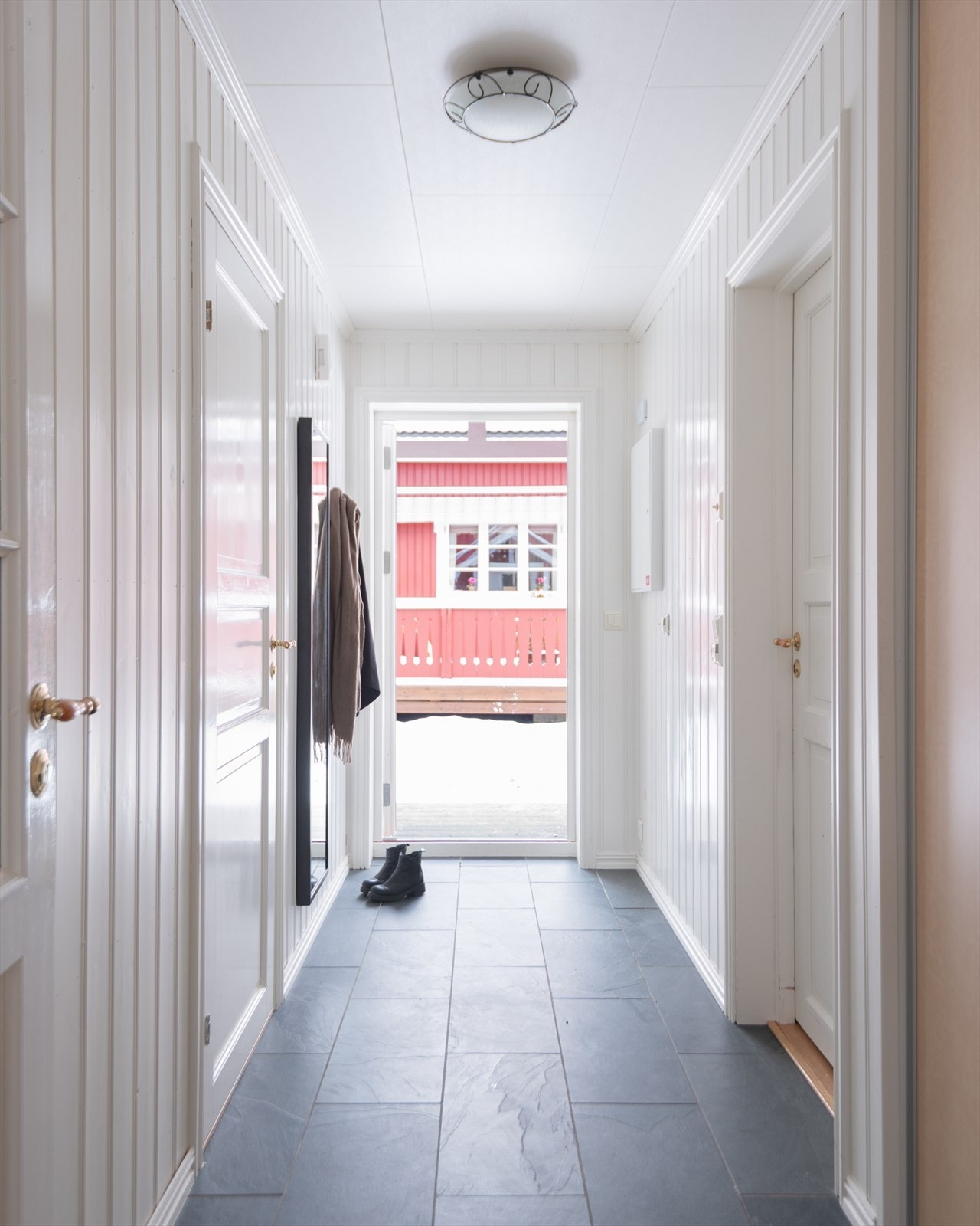 En praktisk skyvedørsgarderobe gjør det enkelt å oppbevare yttertøy og sko. Galleribilde