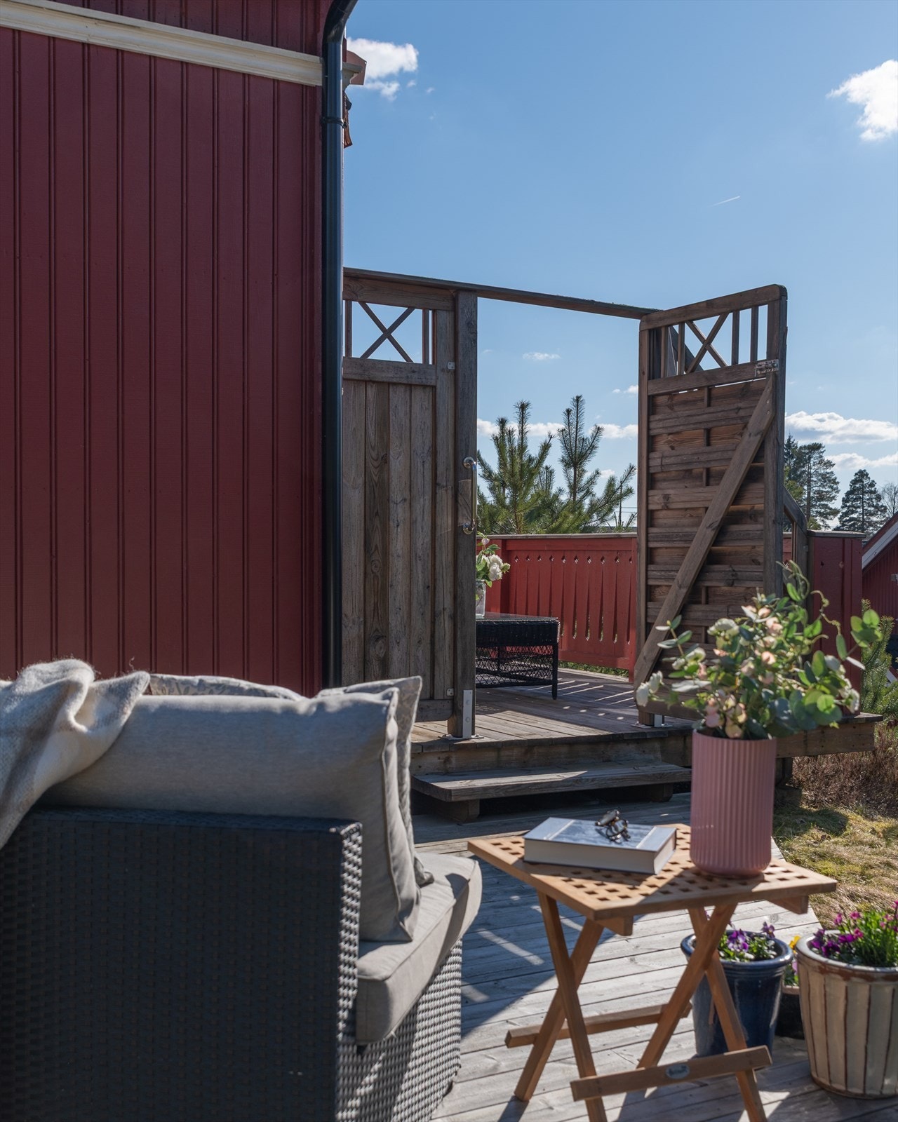 Fra terrassen er det adkomst til en nordvendt platting med tredekke - noe som gjør at du kan følge solen gjennom deler av dagen. Galleribilde