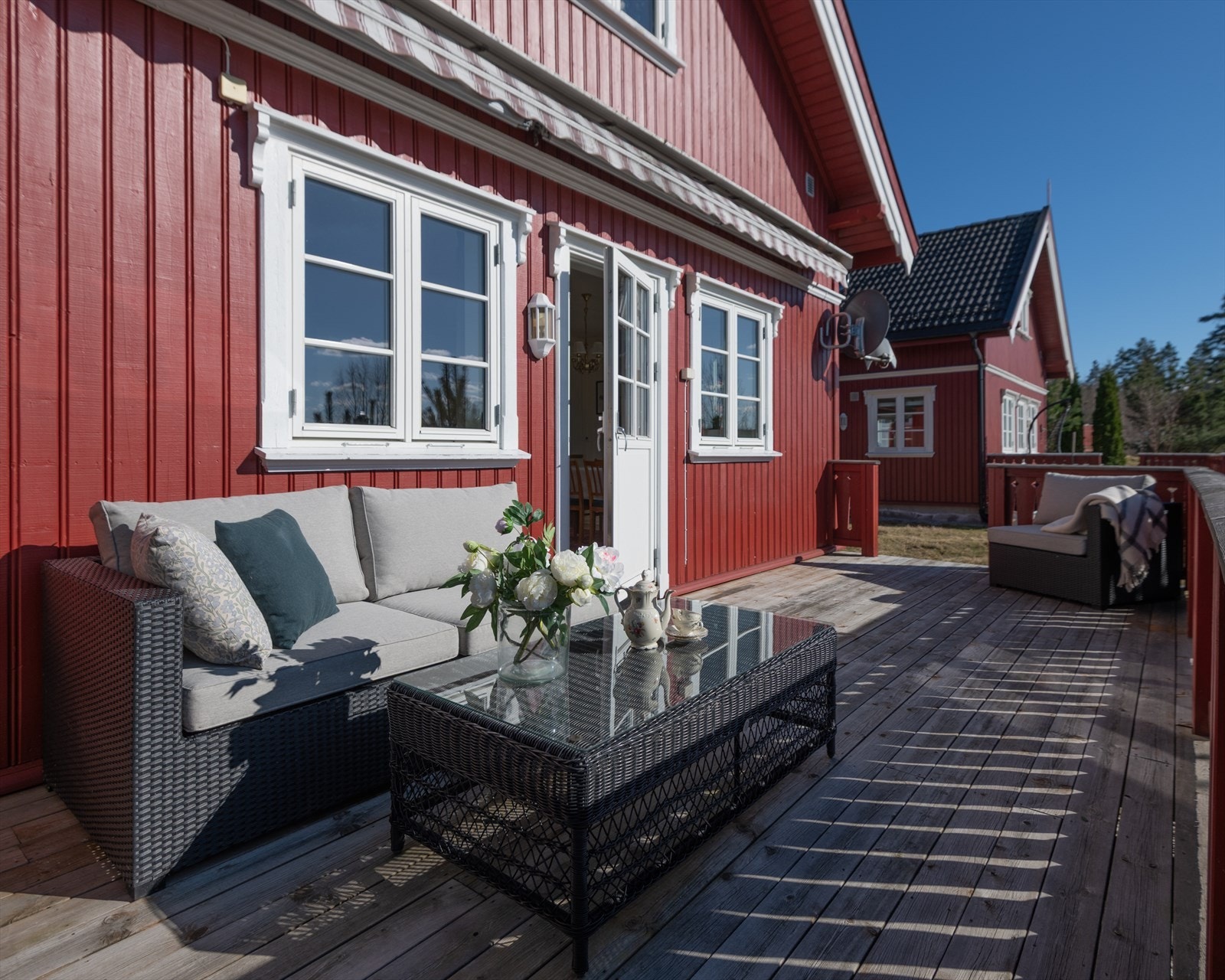 Uteområdene er solrike og fra stuen er det utgang til denne vestvendte terrassen med markise. Galleribilde