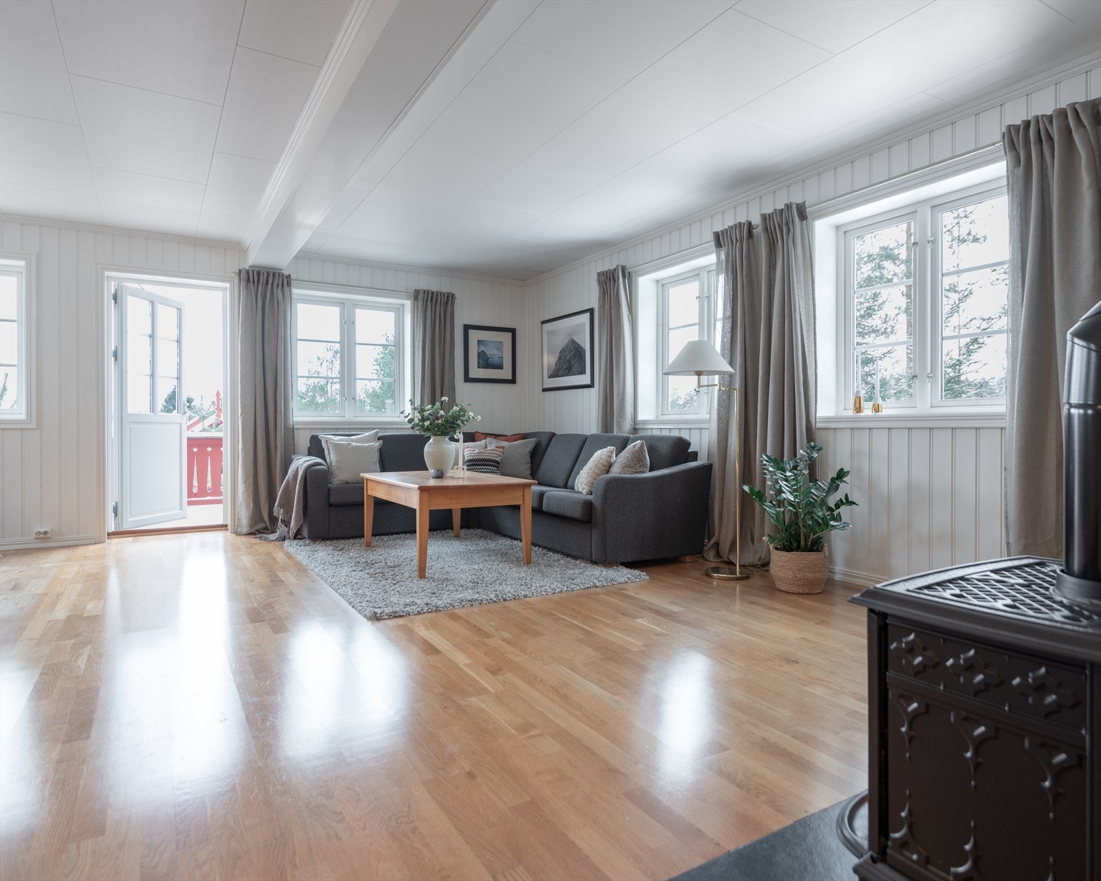 Fra stuen er det utgang til den vestvendte terrassen. Galleribilde