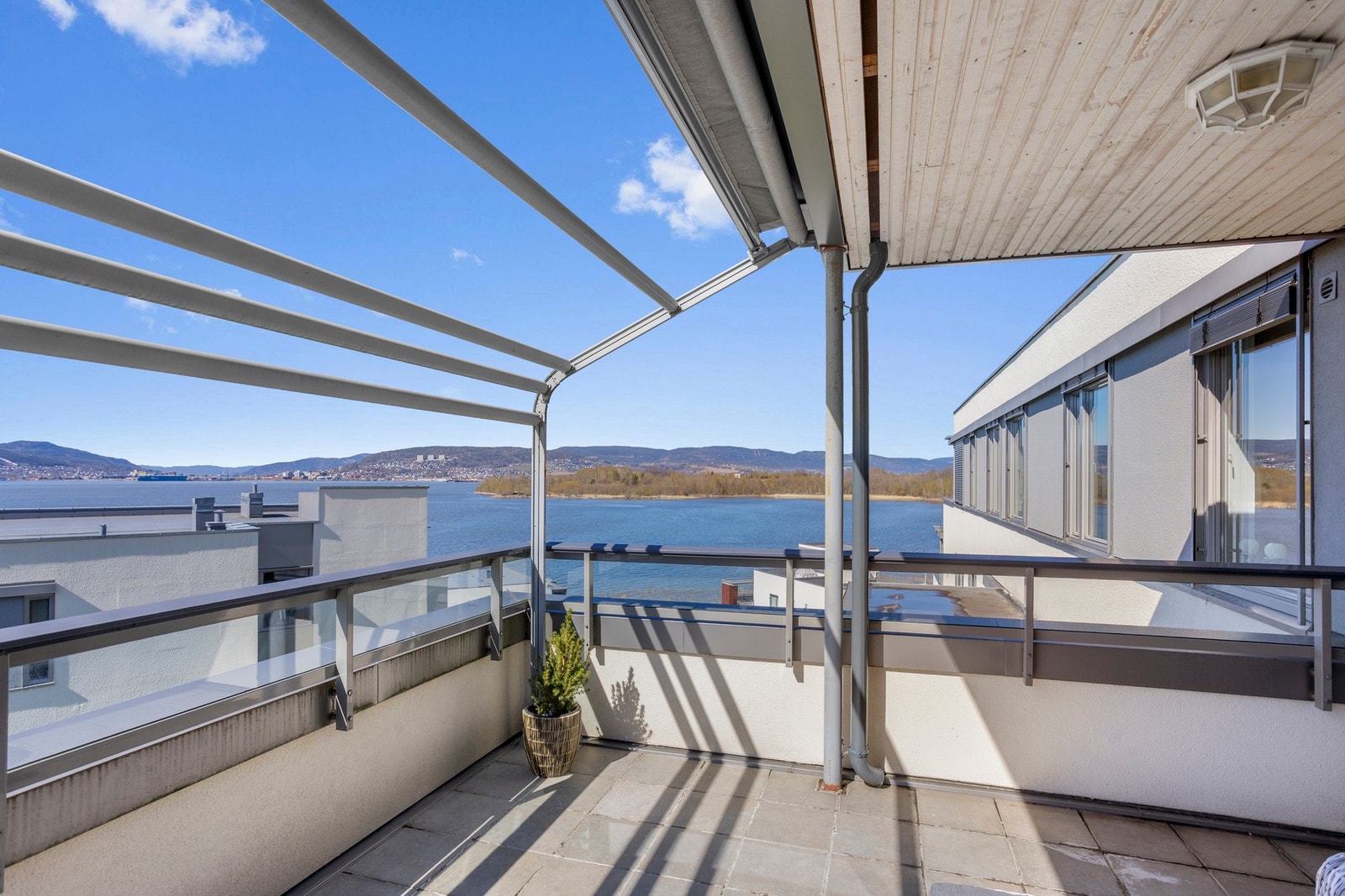 Stor balkong med fantastisk utsikt og den seneste kveldssolen. Galleribilde