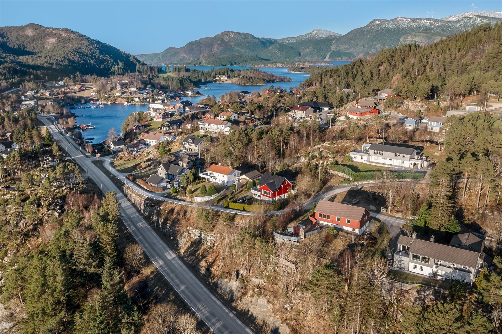 Eiendommen ligger i et etablert nabolag i stille, rolige omgivelser og i et barnevennlig området. Boligen ligger i en 30 sone uten gjennomgangstrafikk. Galleribilde