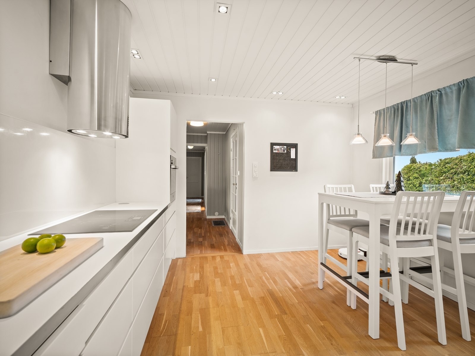 Rommet har plass for spisegruppe Galleribilde