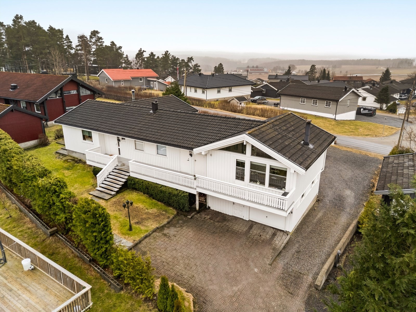 Boligen har garasje i underetasjen Galleribilde